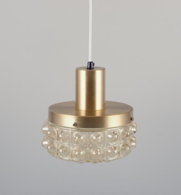 Helena Tynell, artista finlandese del vetro, per Limburg.
Lampada da soffitto di design in vetro trasparente e metallo.
Vetro opaco con bolle.
Dagli anni '70.
Condizioni perfette.
Dimensioni: D. A. 21,0 cm x H. 19,0 cm senza cavo.