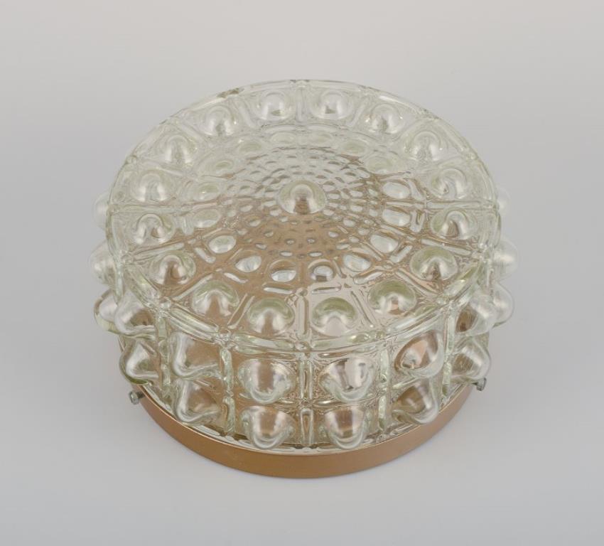 Helena Tynell, finnische Glaskünstlerin, für Limburg.
Designer-Wand-/Deckenleuchte aus klarem Glas und Metall.
Mattes Glas mit Blasen.
Aus den 1970er Jahren.
Perfekter Zustand.
Abmessungen: T 21,0 cm x H 10,5 cm.