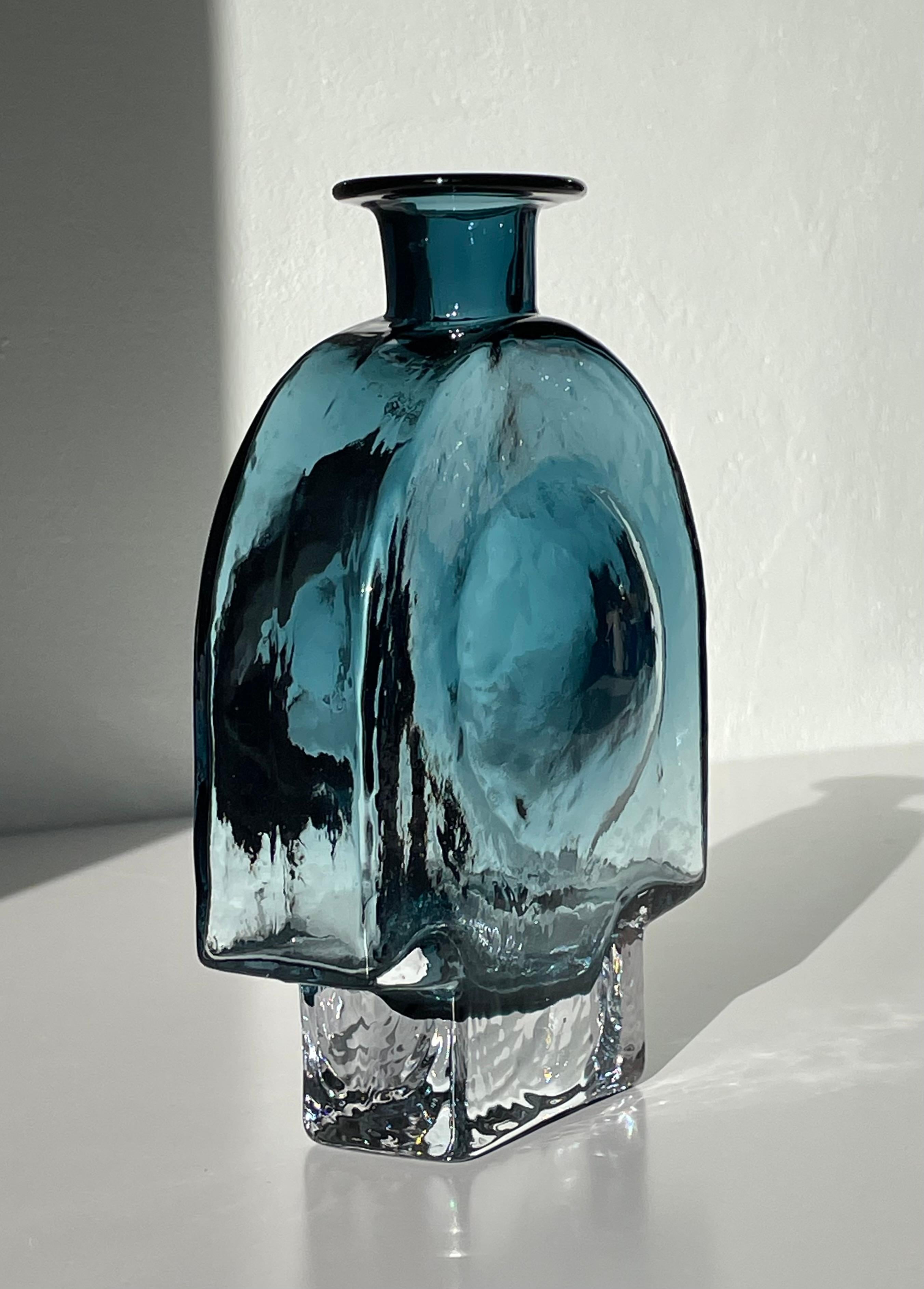 Helena Tynell pour Riihimäen Vase sculptural Lasi bleu, 1970 en vente 2