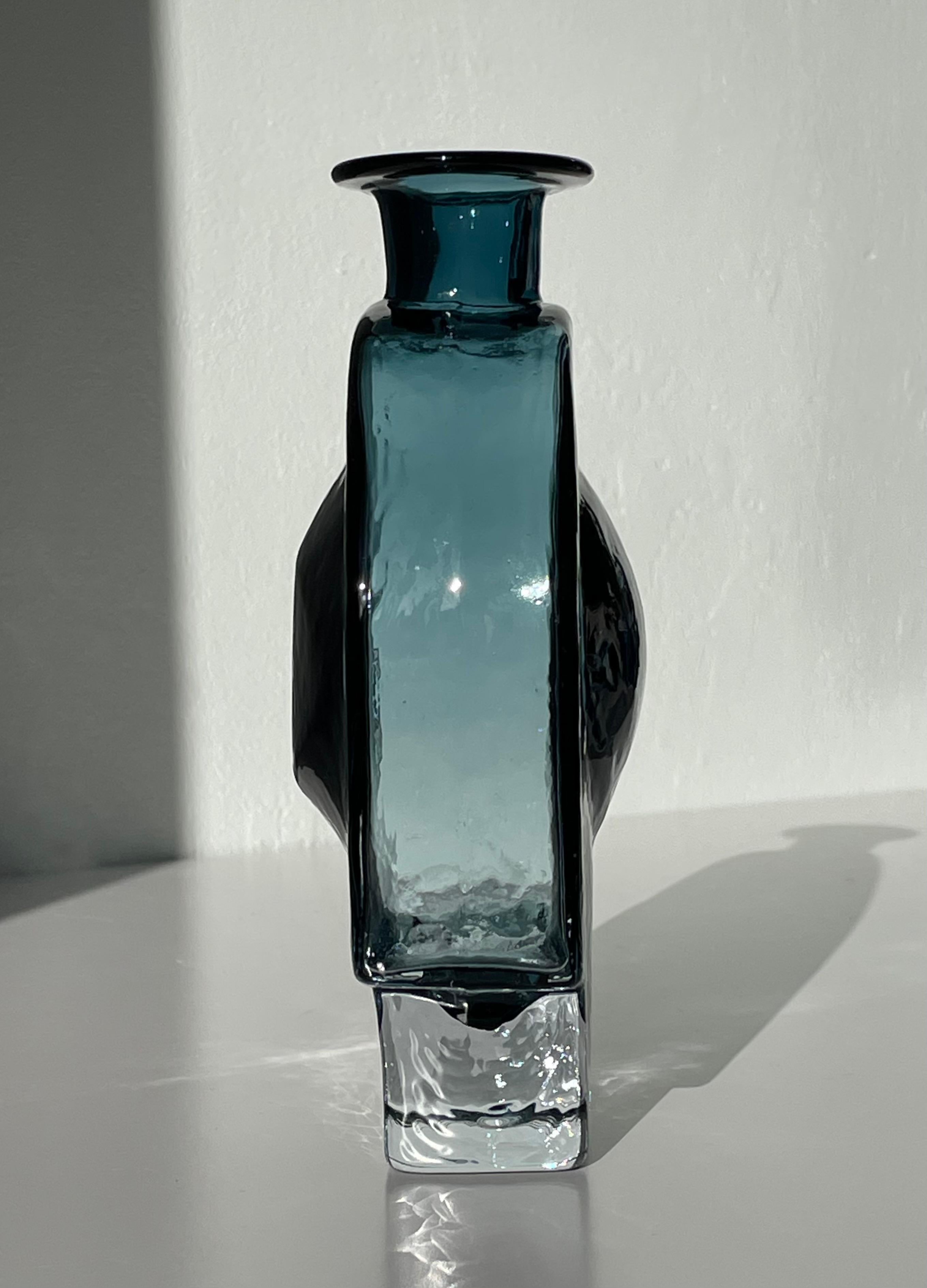 Helena Tynell pour Riihimäen Vase sculptural Lasi bleu, 1970 en vente 1
