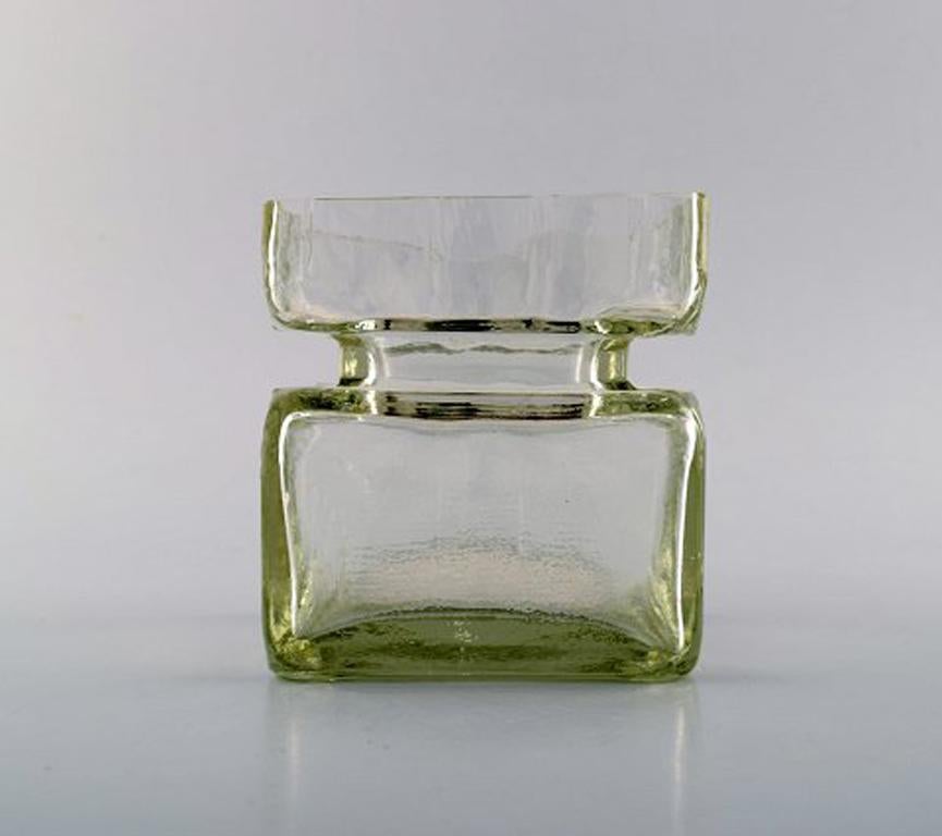 Helena Tynell pour Riihimäen Lasi Oy. 3 vases en verre d'art soufflé à la bouche transparent et gris clair, années 1960.
En très bon état.
Mesures : 12.5 x 10,5 cm.