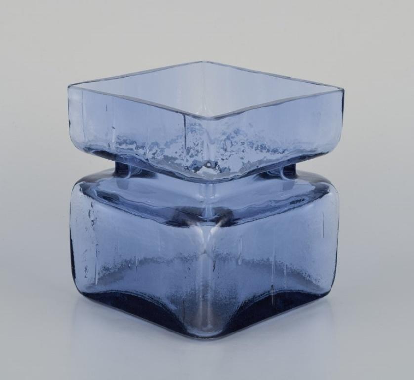 Scandinave moderne Helena Tynell pour Riihimäen Lasi Oy. Vase en verre d'art bleu, années 1960 en vente