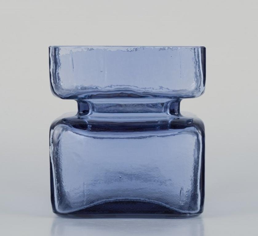 Finlandais Helena Tynell pour Riihimäen Lasi Oy. Vase en verre d'art bleu, années 1960 en vente
