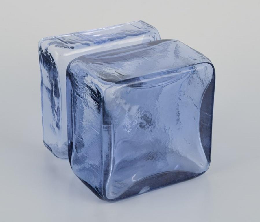 Milieu du XXe siècle Helena Tynell pour Riihimäen Lasi Oy. Vase en verre d'art bleu, années 1960 en vente