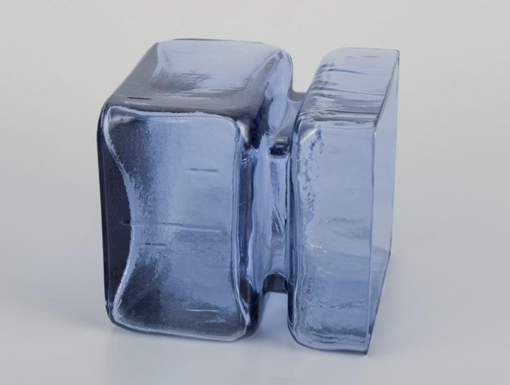 Verre d'art Helena Tynell pour Riihimäen Lasi Oy. Vase en verre d'art bleu, années 1960 en vente