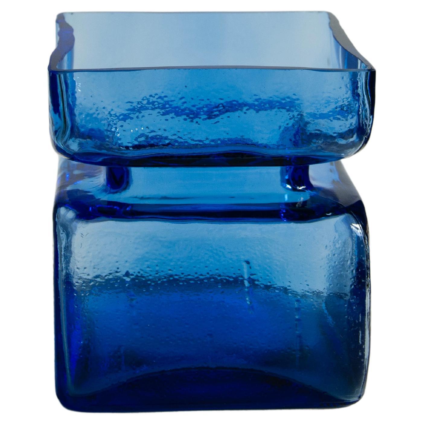
Verstanden! Her er den oppdaterte annonsen med den ekstra informasjonen lagt til:

Einzigartiges Sammlerstück: Blaue Pala-Vase von Helena Tynell

Tauchen Sie ein in ein Stück finnischer Glasgeschichte mit dieser atemberaubenden blauen Pala (Block)