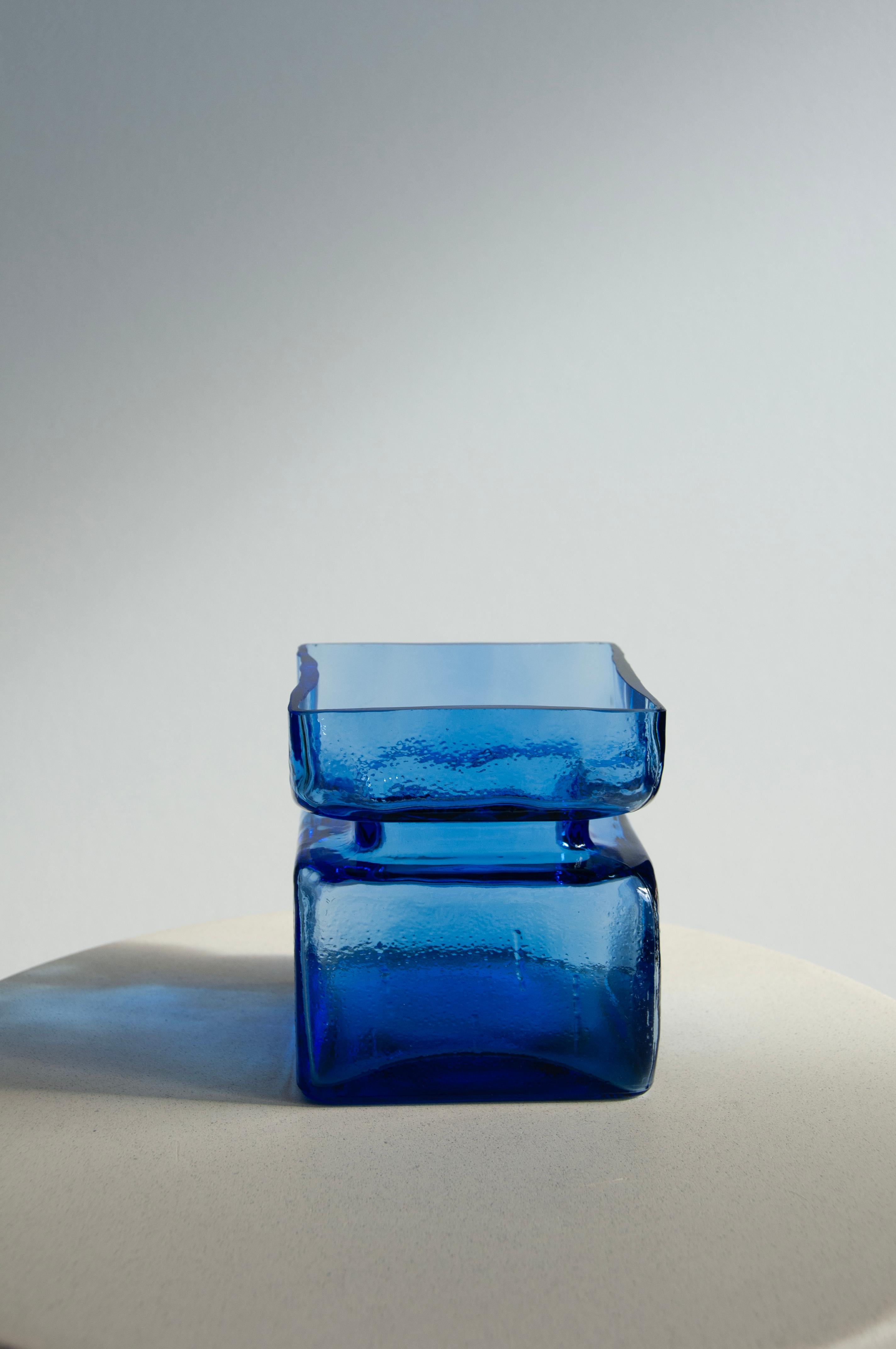 Mid-Century Modern Helena Tynell pour Riihimäen Vase en verre bleu Pala/Block en vente