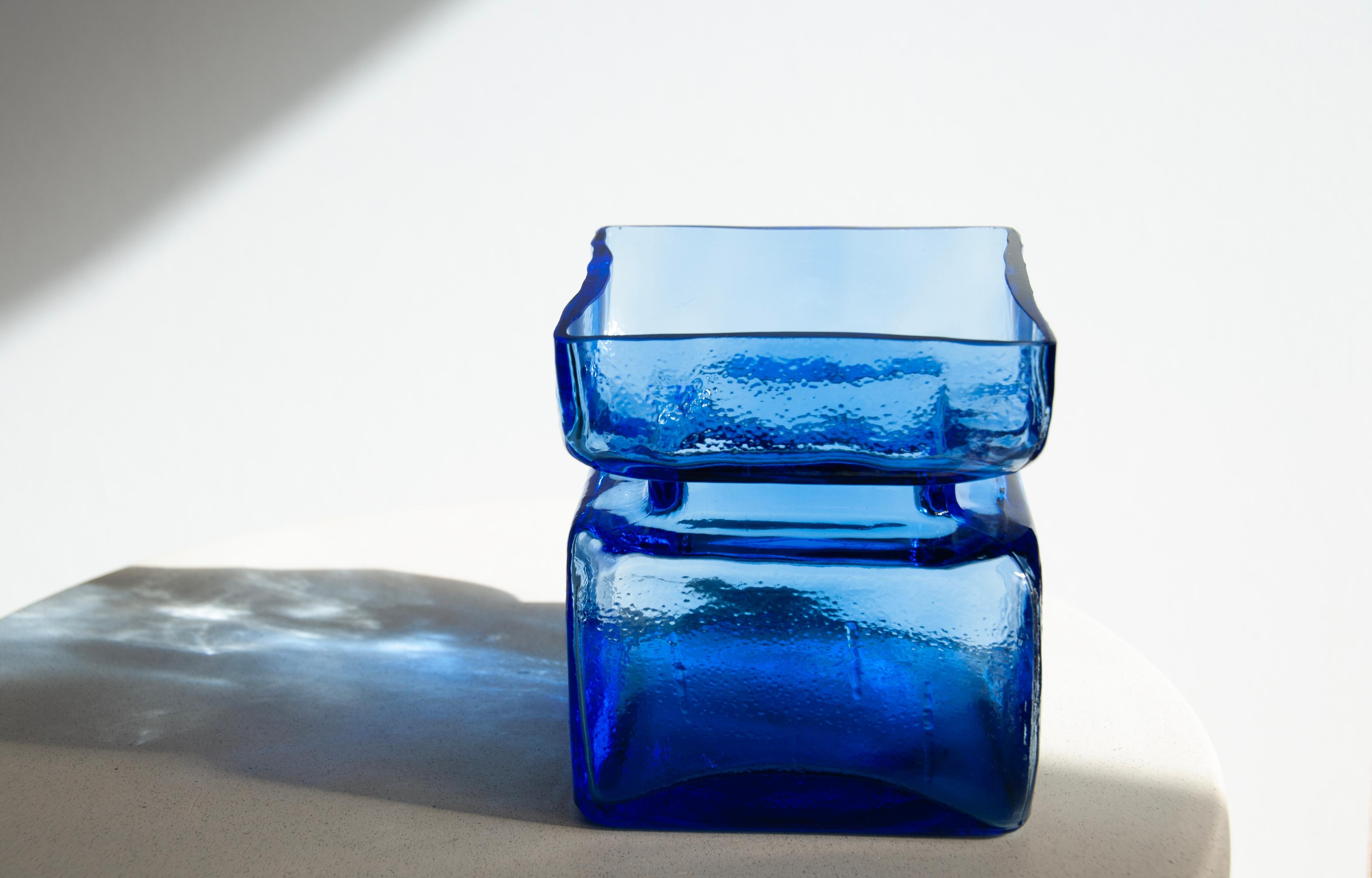 Finlandais Helena Tynell pour Riihimäen Vase en verre bleu Pala/Block en vente