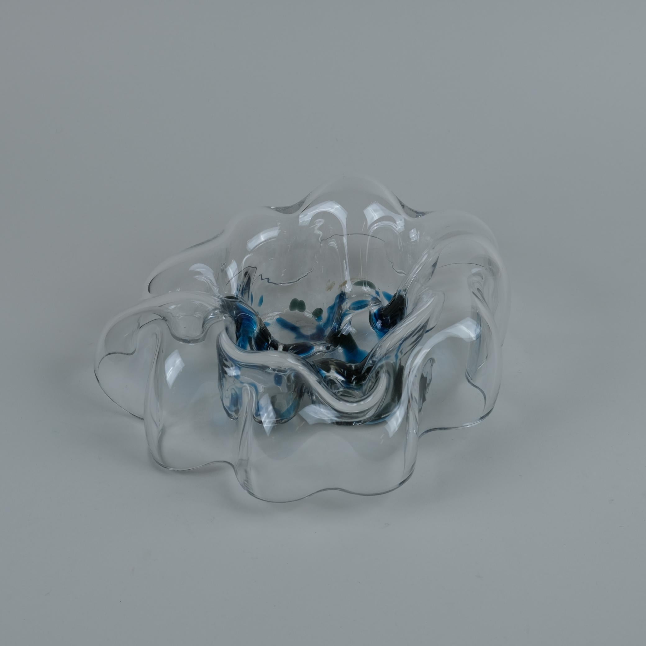 Un magnifique objet en verre d'art appelé Moon Walk, conçu par la célèbre Helena Tynell. Le verre est transparent avec des couleurs bleu et vert intégrées et est soufflé librement sur un moule. L'œuvre est entièrement signée.

Helena Tynell