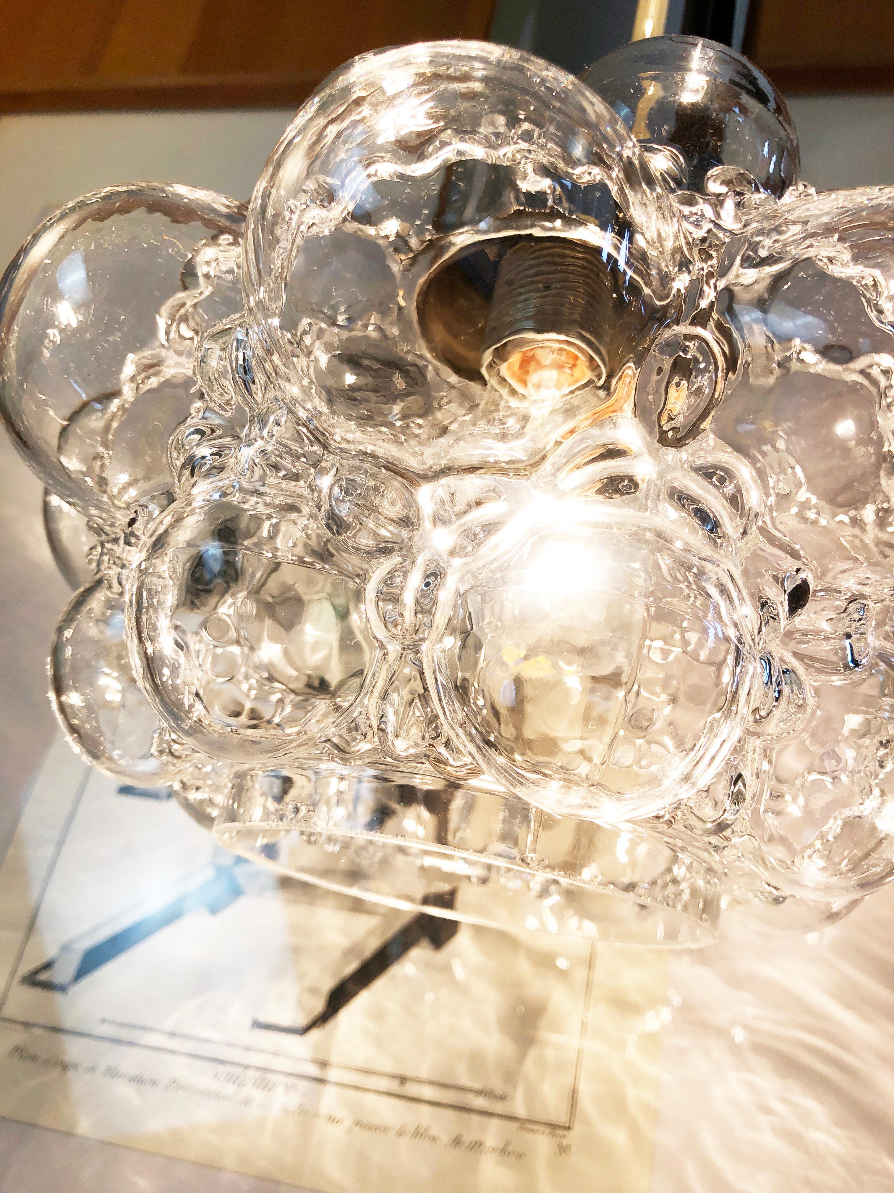Fait à la machine Helena Tynell Grande lampe en verre bulle et chrome Glashütte Limburg, années 1960, Allemagne