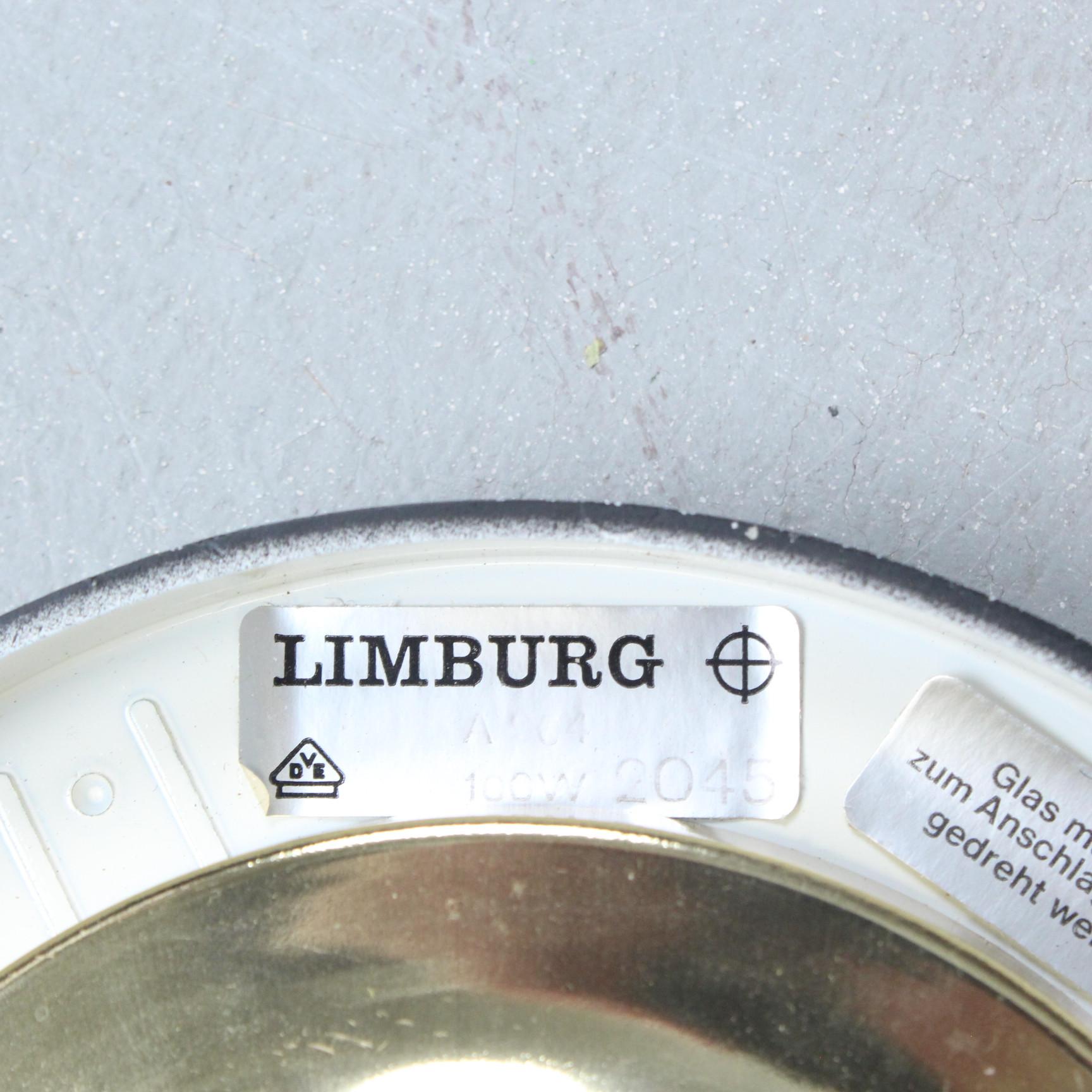 Helena Tynell (Finlandia, 1918-2016) para Limburg, lámpara de techo de los años 60, pantalla de cristal con forma, Model No. A664 Amber Bubble Glass Flush Mount para Limburg. Realizada en cristal burbuja ámbar de textura gruesa y pesada y montura de