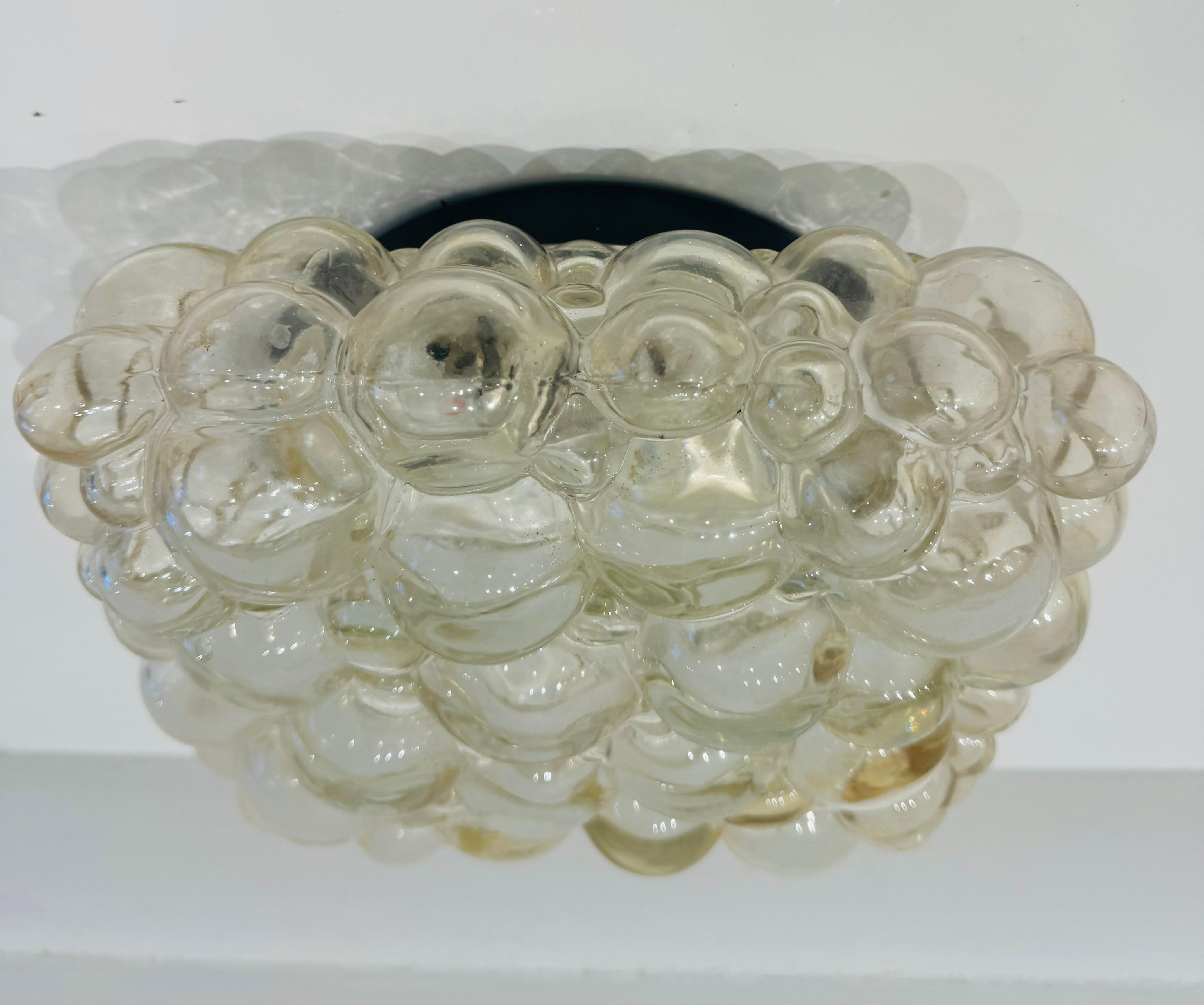 Un abat-jour en verre bullé ambré et légèrement doré, conçu par Helena Tynell pour Limburg Glass. Recâblé.