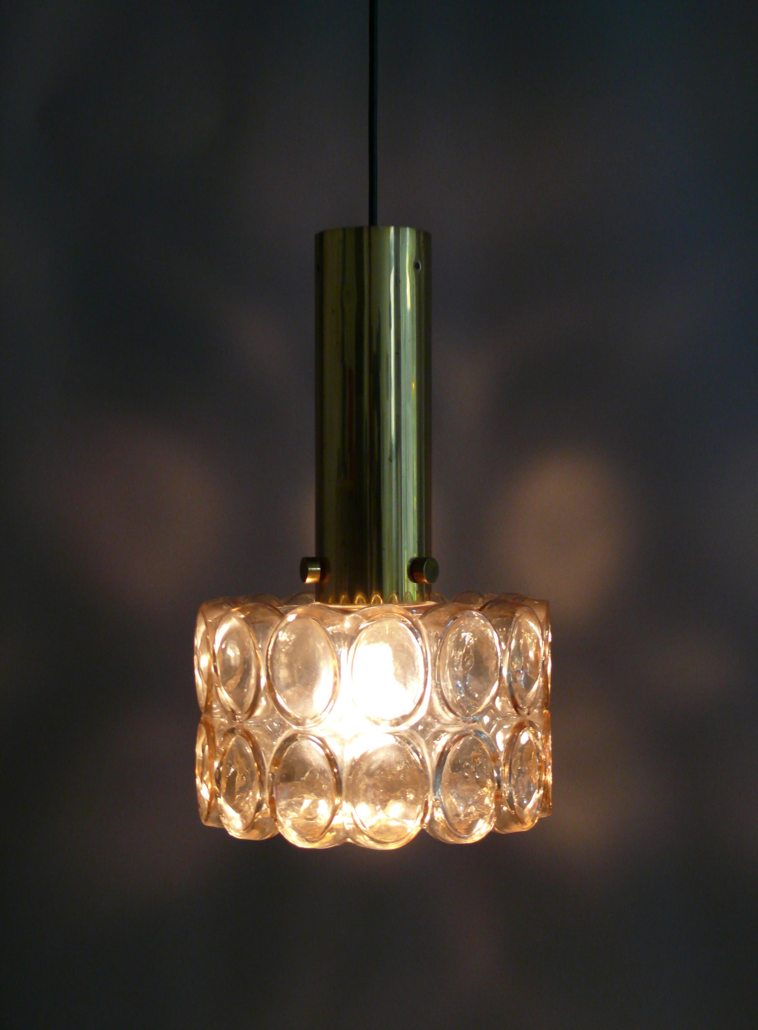 Impressionante lampada a sospensione in vetro della fine degli anni '60 - inizio anni '70 di Glashütte Limburg, modello 20039. Il solido paralume in vetro ambrato è appeso a una staffa di sospensione in ottone tramite tre solide viti, a cui è