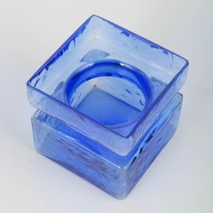 Helena Tynell, Riihimäen Lasi. Vase aus klarem, blauem Kunstglas aus der „Pala“-Serie.