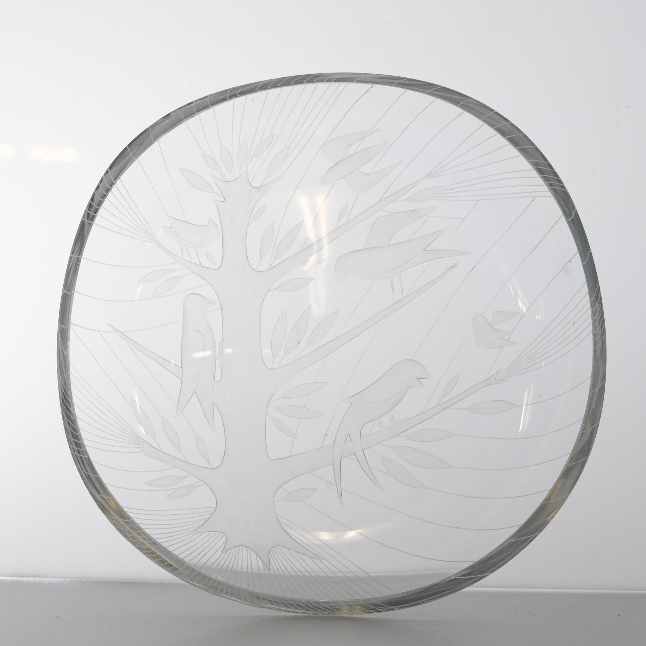 A beautiful Helena Tynell engraved Bird Tree dish. Many consider this to be amongst the most beautiful Helena Tynell engraved art pieces and one of the most sought-after Finnish pieces. A perfect gift for glass collectors or even just bird lovers.