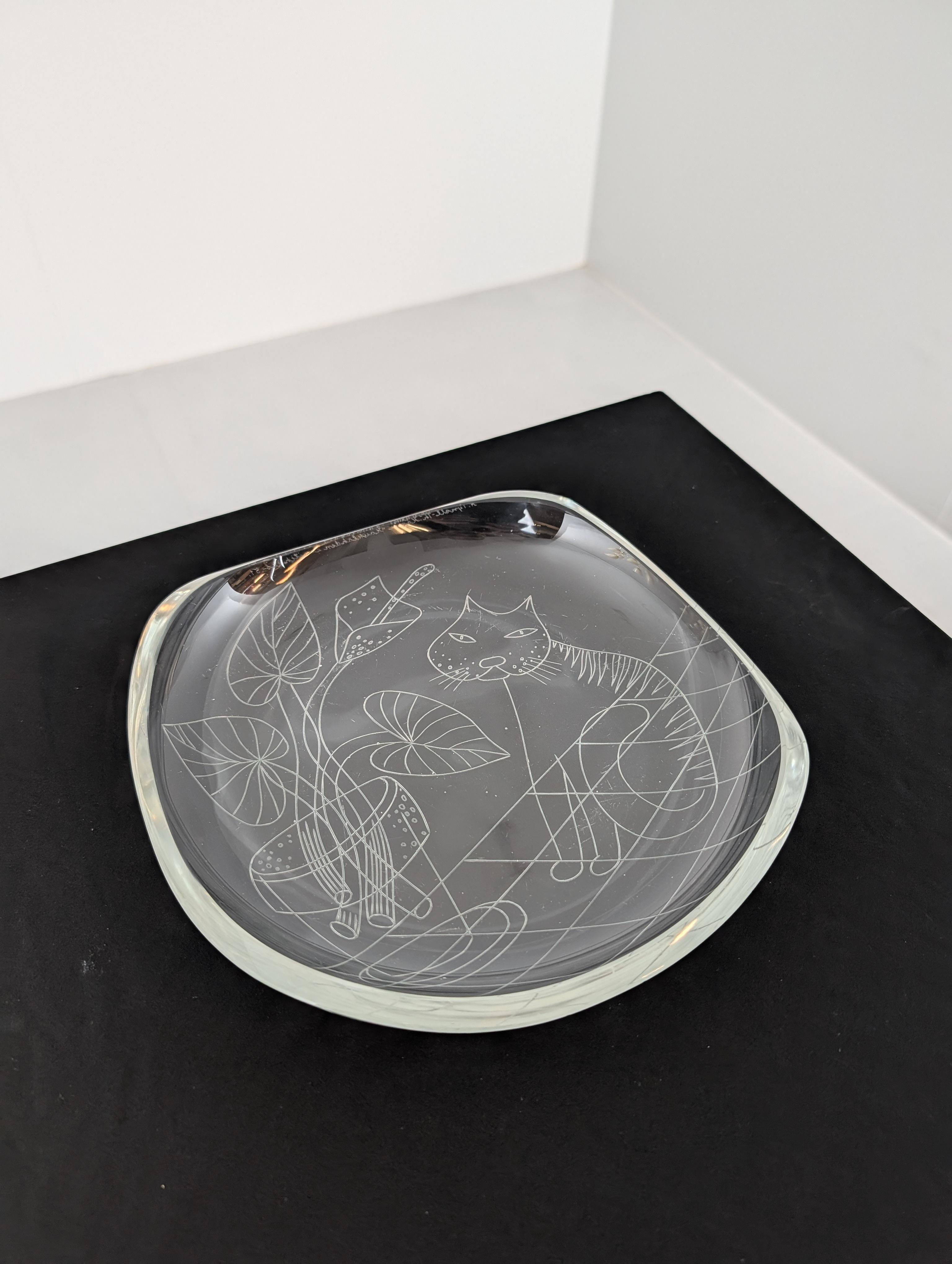 Eine schöne und seltene Helena Tynell graviert Katze Schüssel. Ein perfektes Geschenk für Glassammler oder einfach nur Katzenliebhaber. Die Schale wurde in den 1950er Jahren von Helena Tynell entworfen und von dem finnischen Meistergraveur Theodor