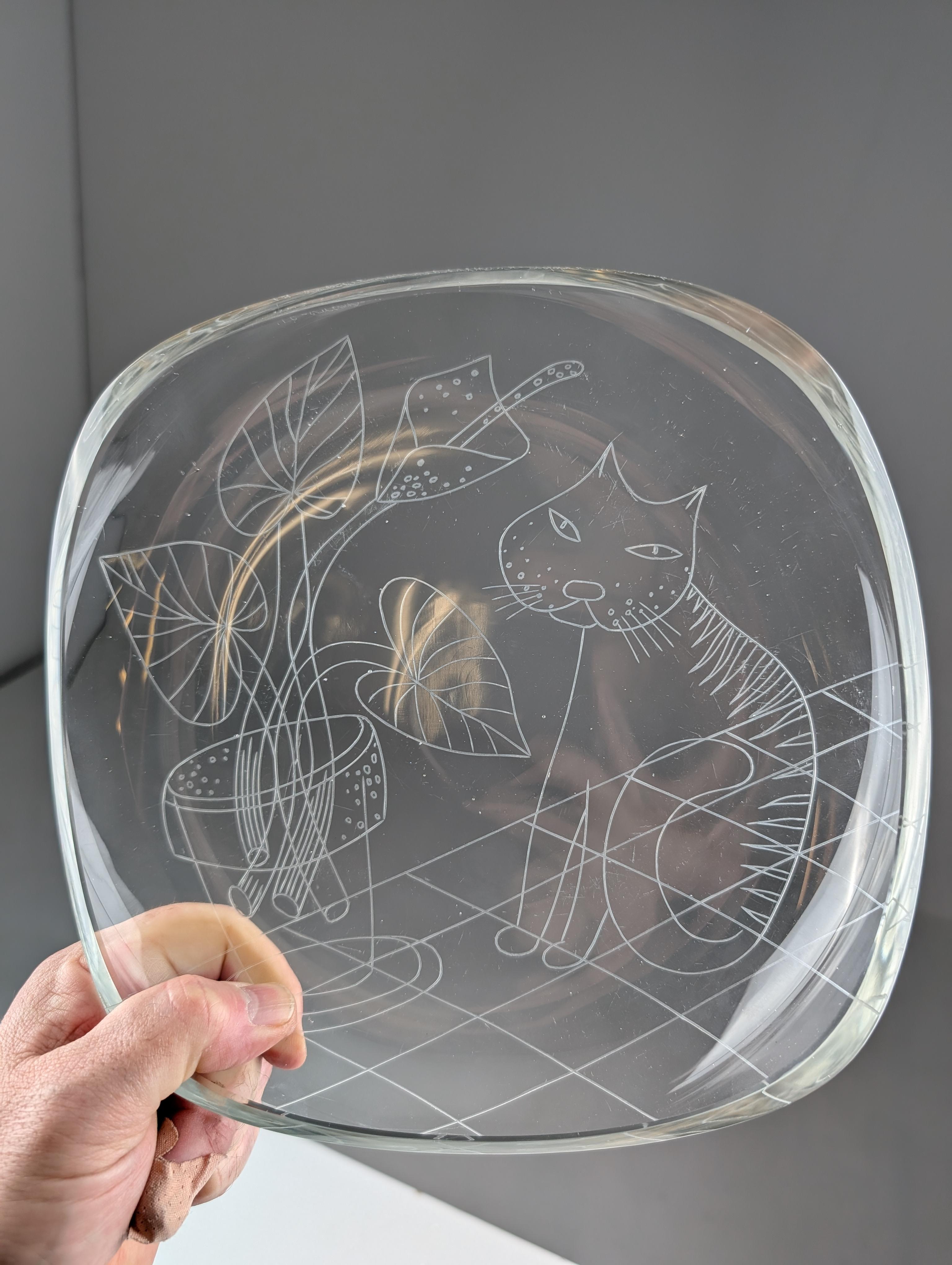 Helena Tynell & Theodore Käppi Gravierte Katzenschüssel für Riihimäen Lasi Oy, 1950er Jahre (Finnisch) im Angebot