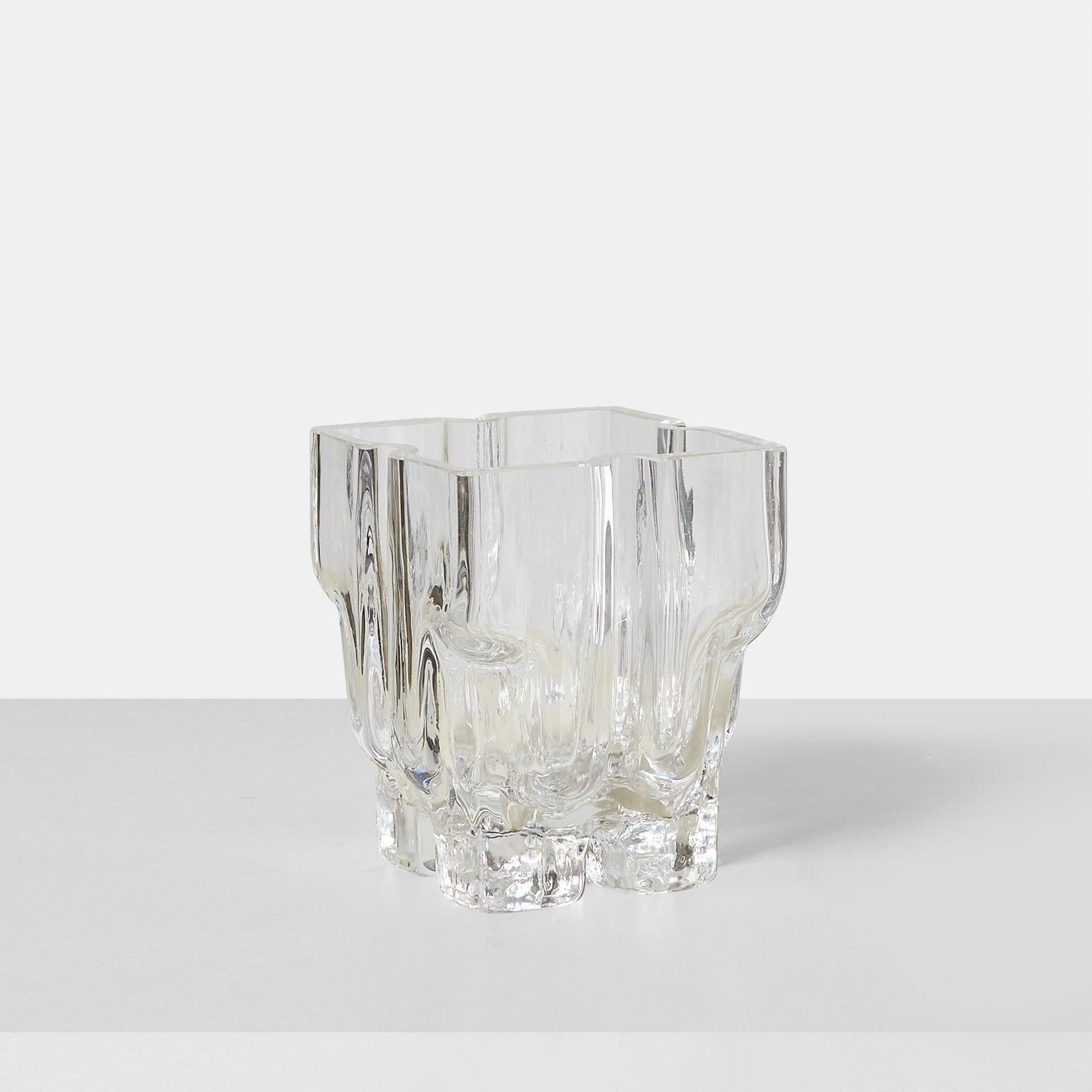 Un vaso in vetro soffiato 6608 di Helena Tynell. 
Firmato Helena Tynelll Riihimäen Lasi.
