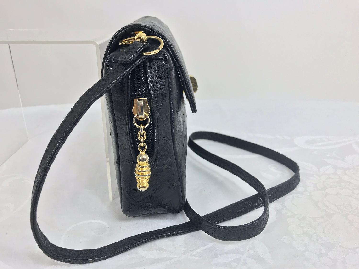 Helene Black Ostrich Cross Body/Clutch Handtasche Made in Italy. Diese schöne Tasche hat die perfekte Größe für einen Shopping-Tag, sie fasst alles, was Sie brauchen, und lässt Ihnen die Hände frei! Nehmen Sie den Riemen ab und tragen Sie sie als