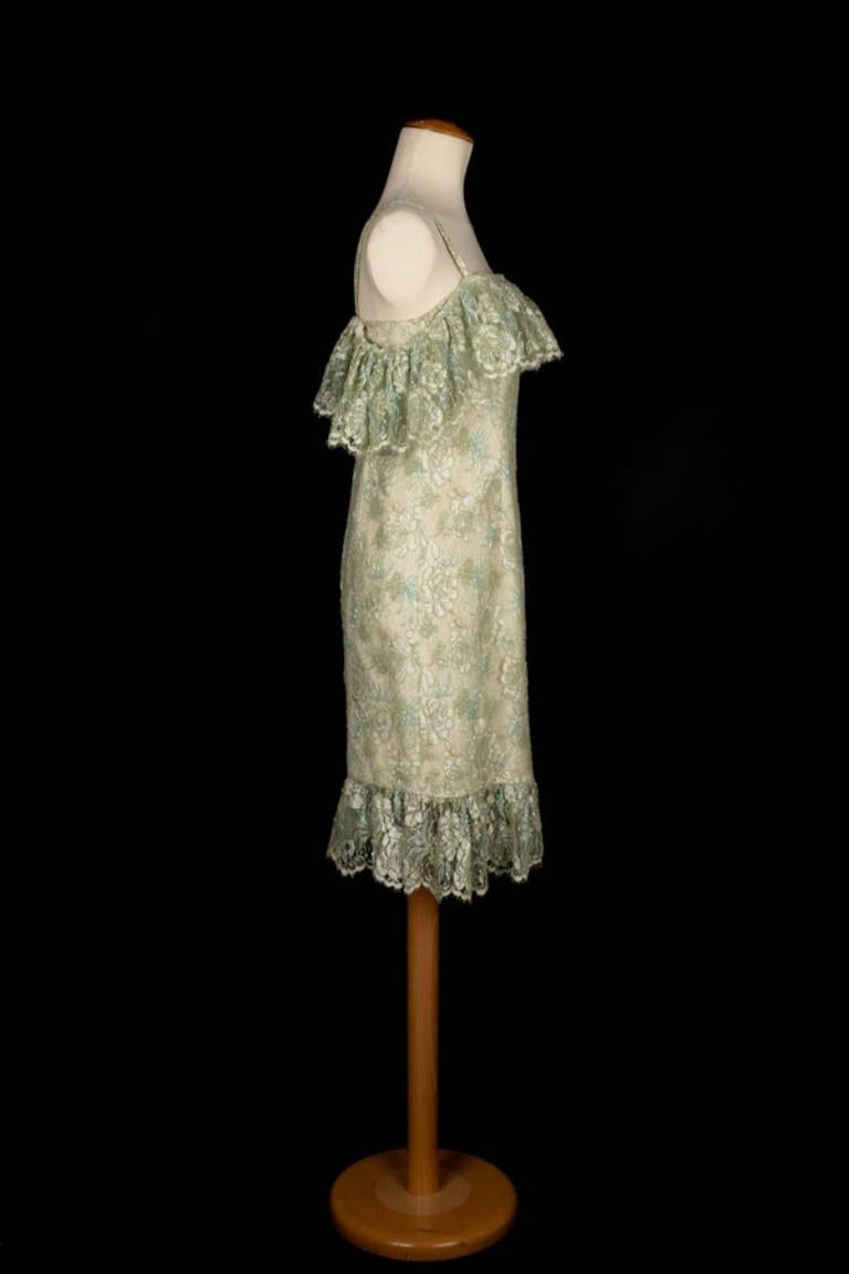 Helene Gainville - (Made in France) Floral pattern lace dress. No size indicated, it fits a 36FR.

Additional information: 
Condition: Very good condition
Dimensions: Chest: 40cm - Waist: 37 cm - Hips: 45 cm - Length: 86 cm

Seller Reference: VR112