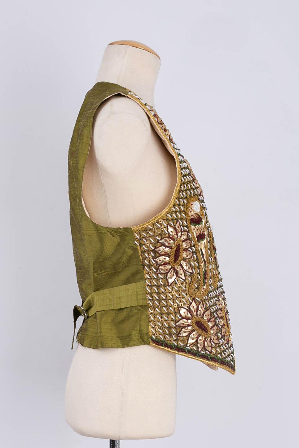 HELENE GAINVILLE - Gilet in seta grezza decorato con fiori in pelle. Fodera in seta. Senza composizione o cartellino della taglia, veste una taglia 38FR.

Condizioni:
Ottime condizioni

Misure:
Spalle: 38 cm (15