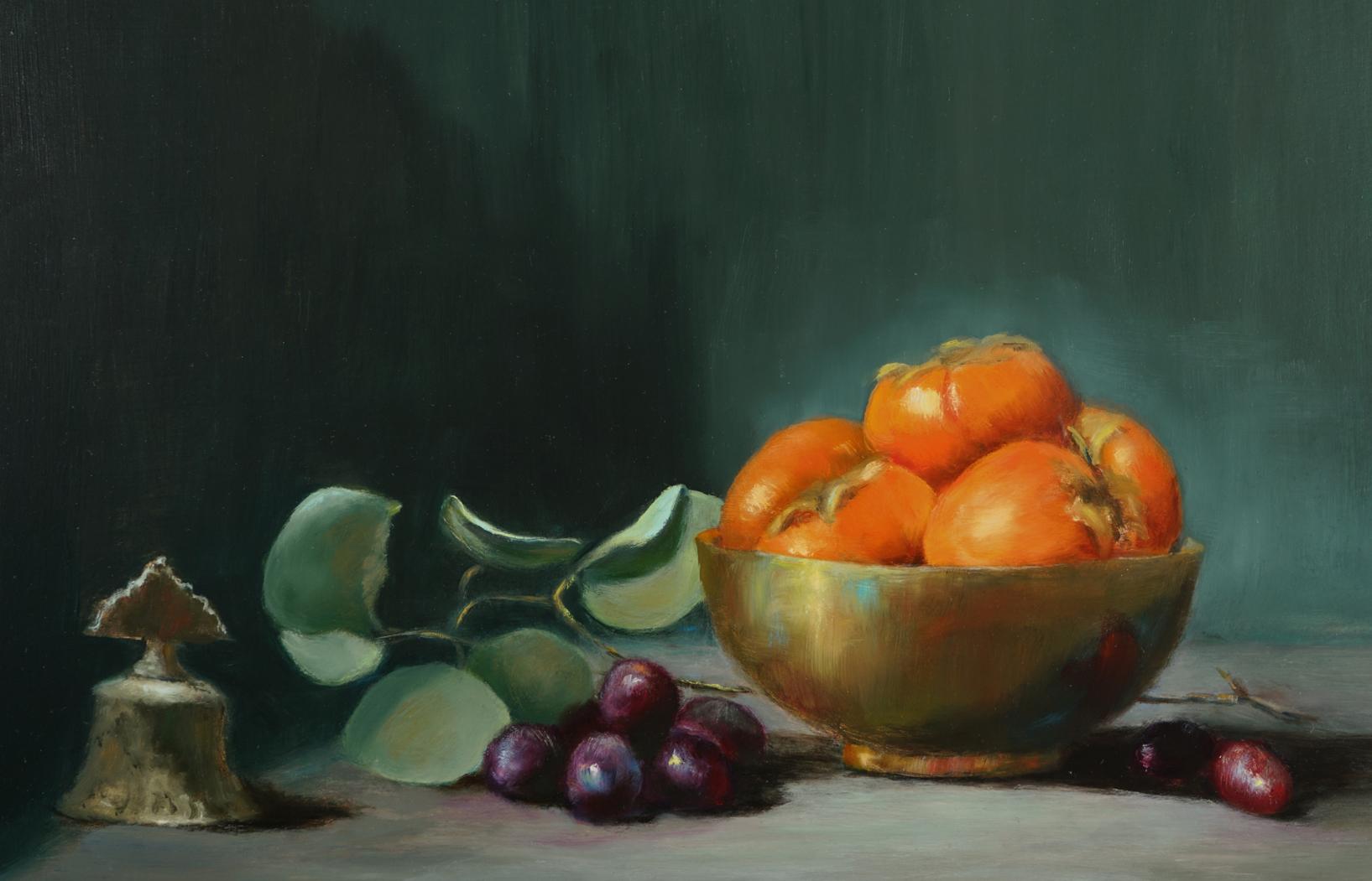 Cachi in una ciotola d'ottone  Realismo Natura morta Olio su pannello Artista texano Light - Still-Life Painting Nero di Helene Robinson