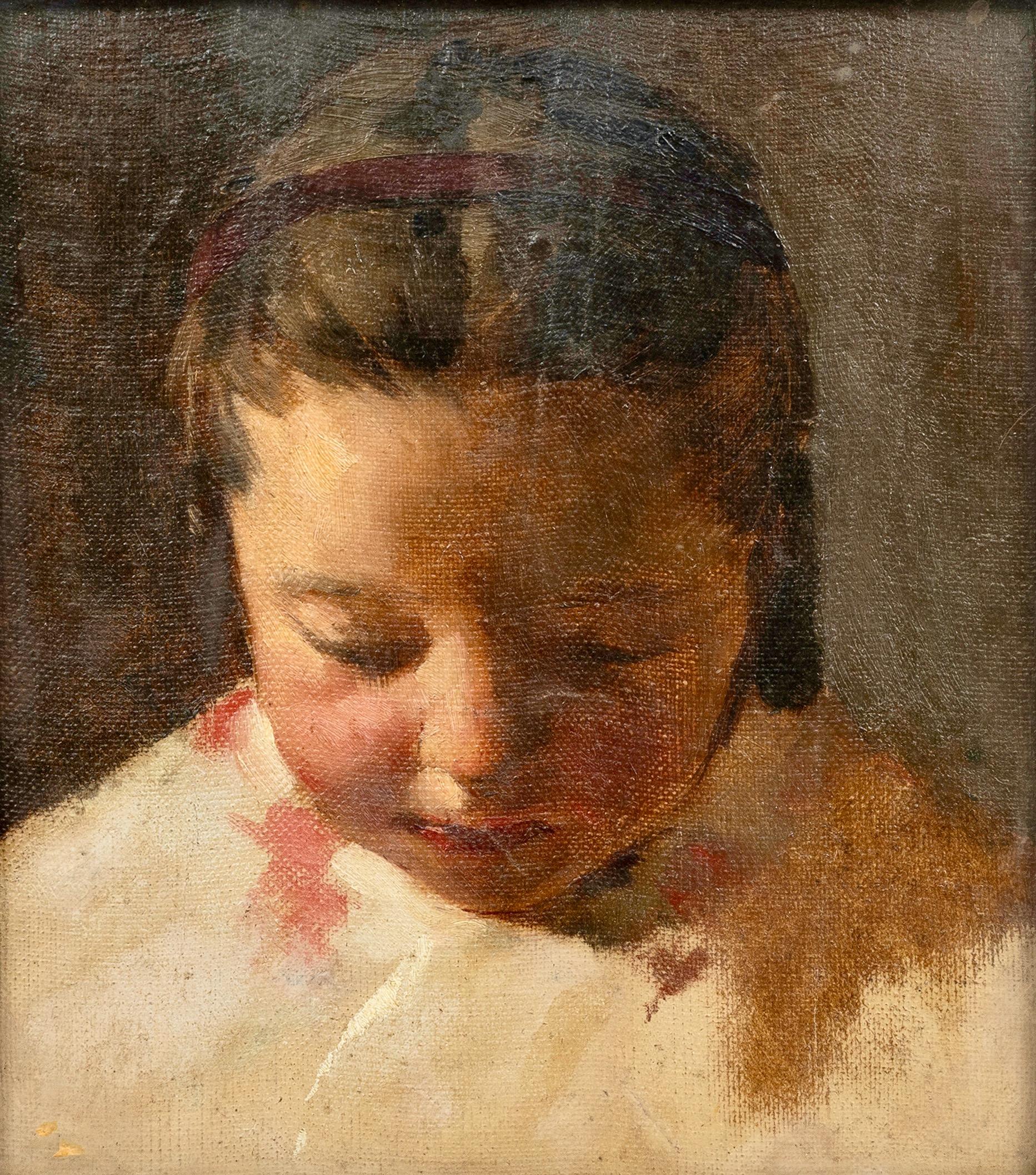 Une jeune fille avec une coupe au carré, regardant vers le bas, enveloppée dans un châle ou une couverture. Un bandeau rouge orne sa tête. Huile sur toile montée sur carton, ce portrait captivant, peint vers 1880-1890, bien que non signé, présente