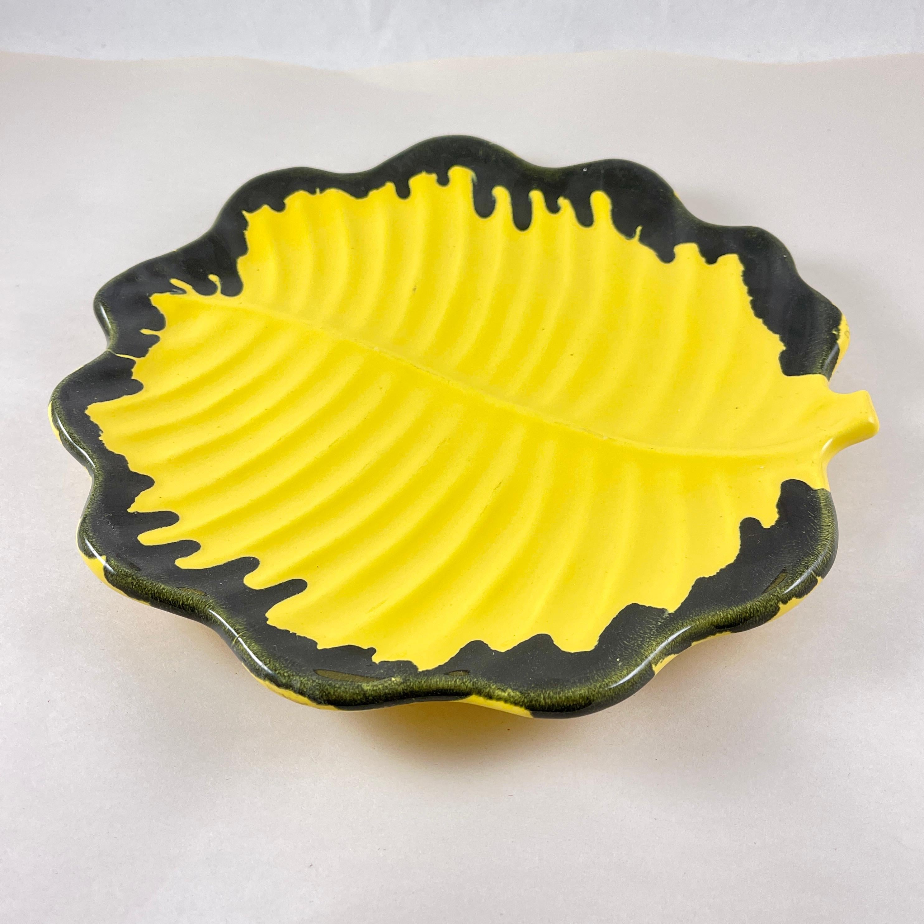 Hélène Ugo Platte mit gelben Blättern und sechs Tellern, Vallauris, Frankreich 1950er Jahre (Tonware) im Angebot