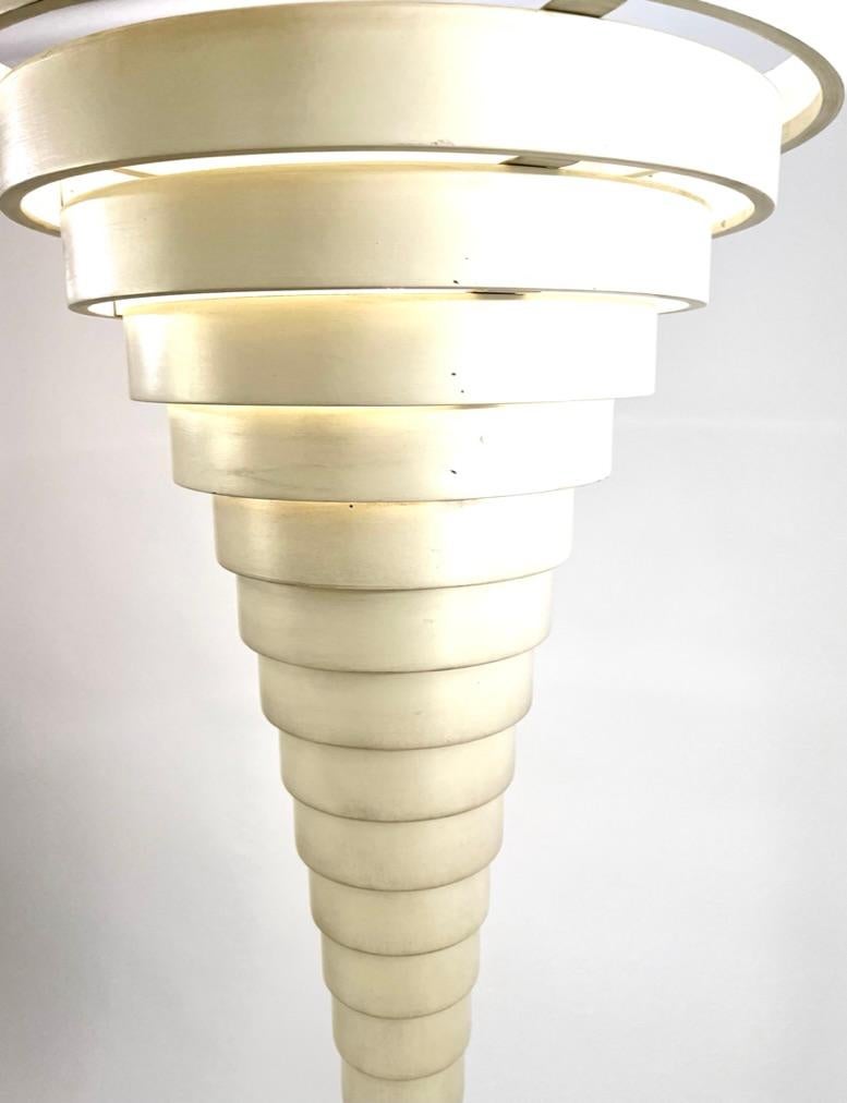 Stunning ‘Helga’ floor lamp in very good original condition. Designed by Silvio Bilangione and Paolo Portoghesi in 1967 Produced by Fumagalli 
The lamp is made of white lacquered solid wood which makes it very heavy and stabile. The top part is made