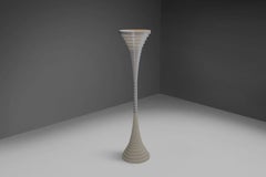 Lampada da terra 'Helga' di Silvio Bilangione e Paolo Portoghesi per Fumagalli