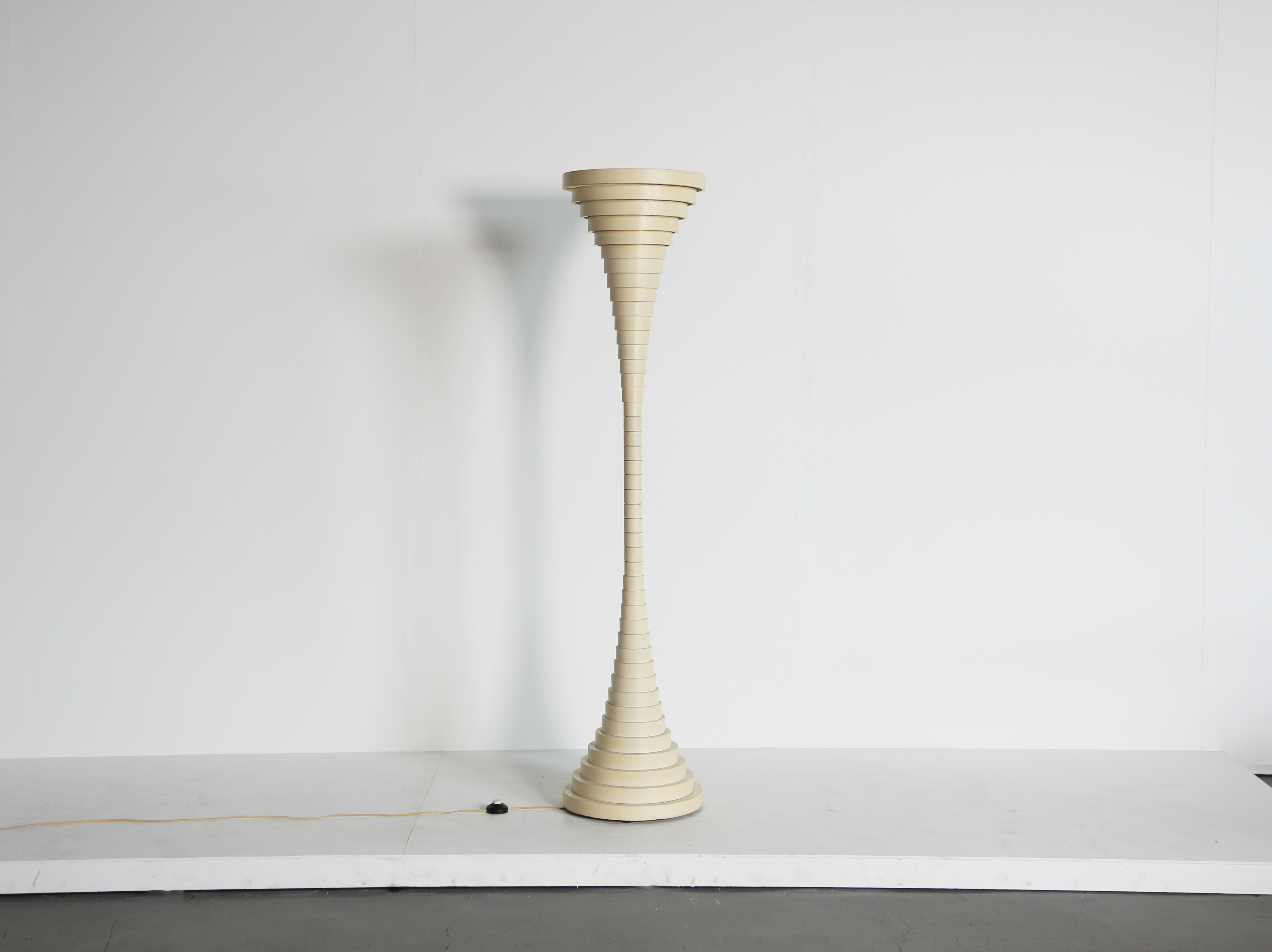 Una lampada da terra Helga originale di Silvio Bilangione, prodotta da Fumagalli, Italia, negli anni '60. Legno laccato bianco in buone condizioni originali con alcune piccole perdite di vernice.  Un esempio molto bello di questa lampada. È