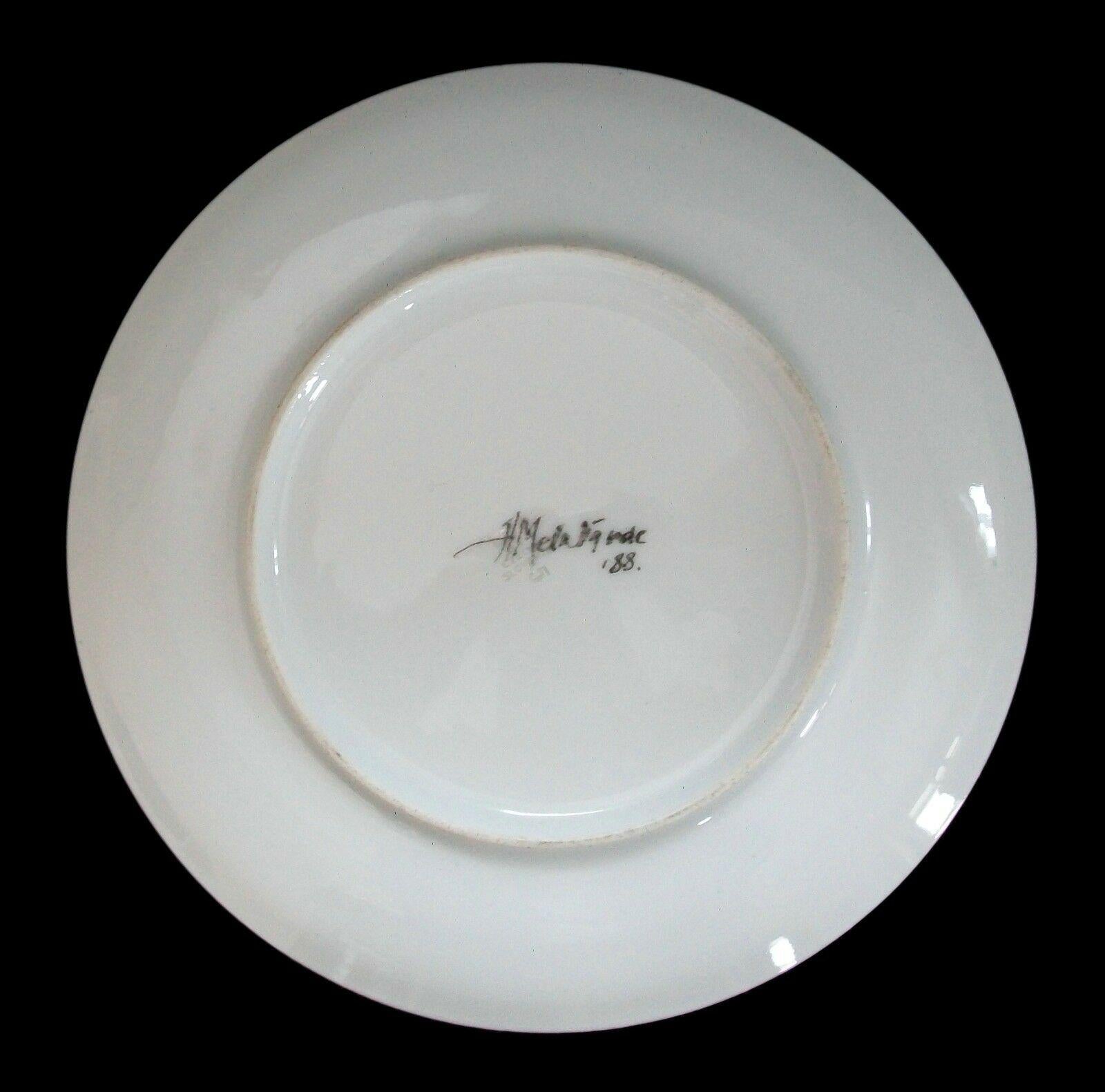 20ième siècle Helga Melnbarde, « Portrait », assiette en céramique peinte à la main, Lituanie, vers 1988 en vente