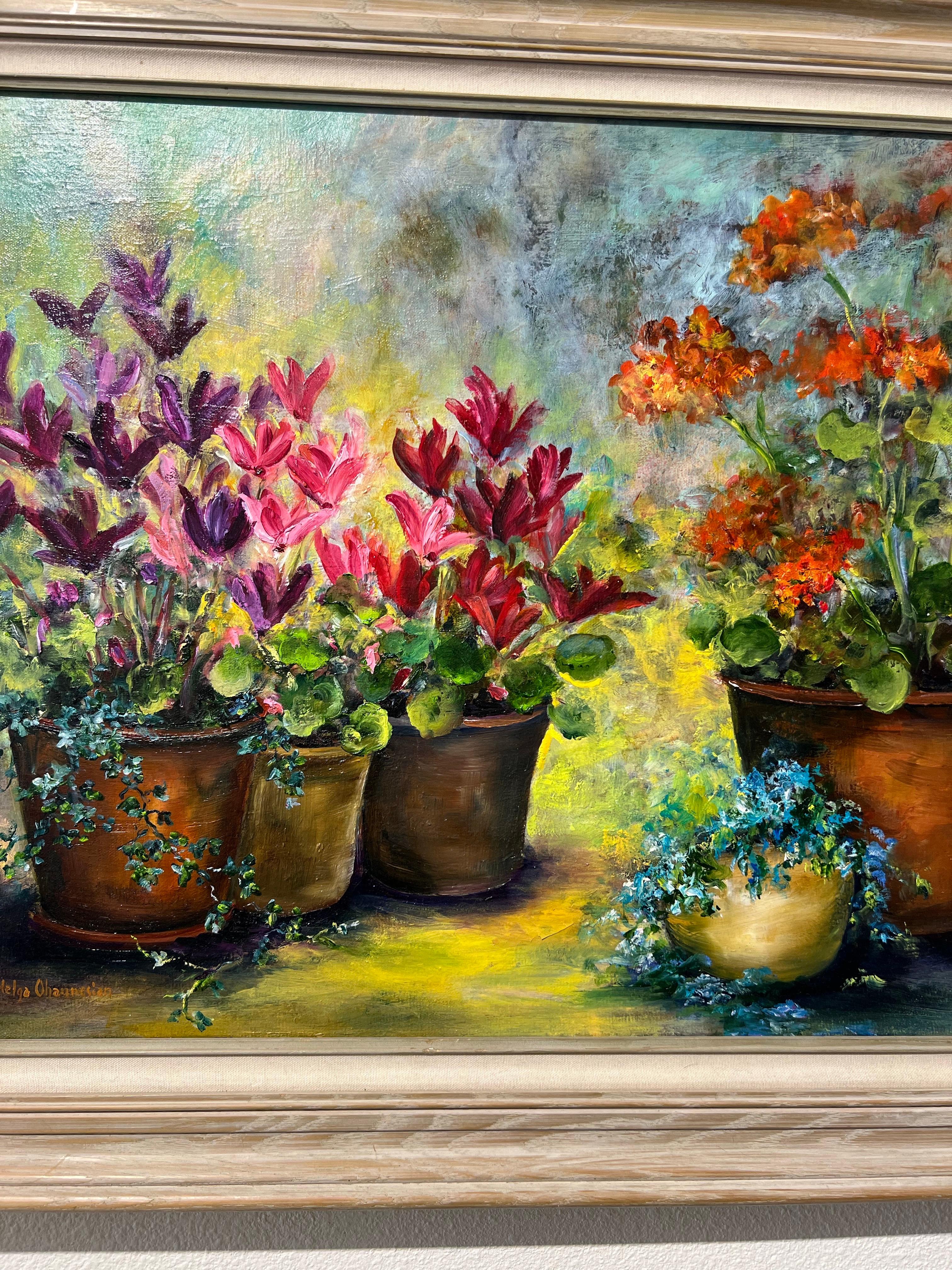 Contempla l'armonia del giardino, i ciclamini e il verde in mostra. - Painting di Helga Ohannesian