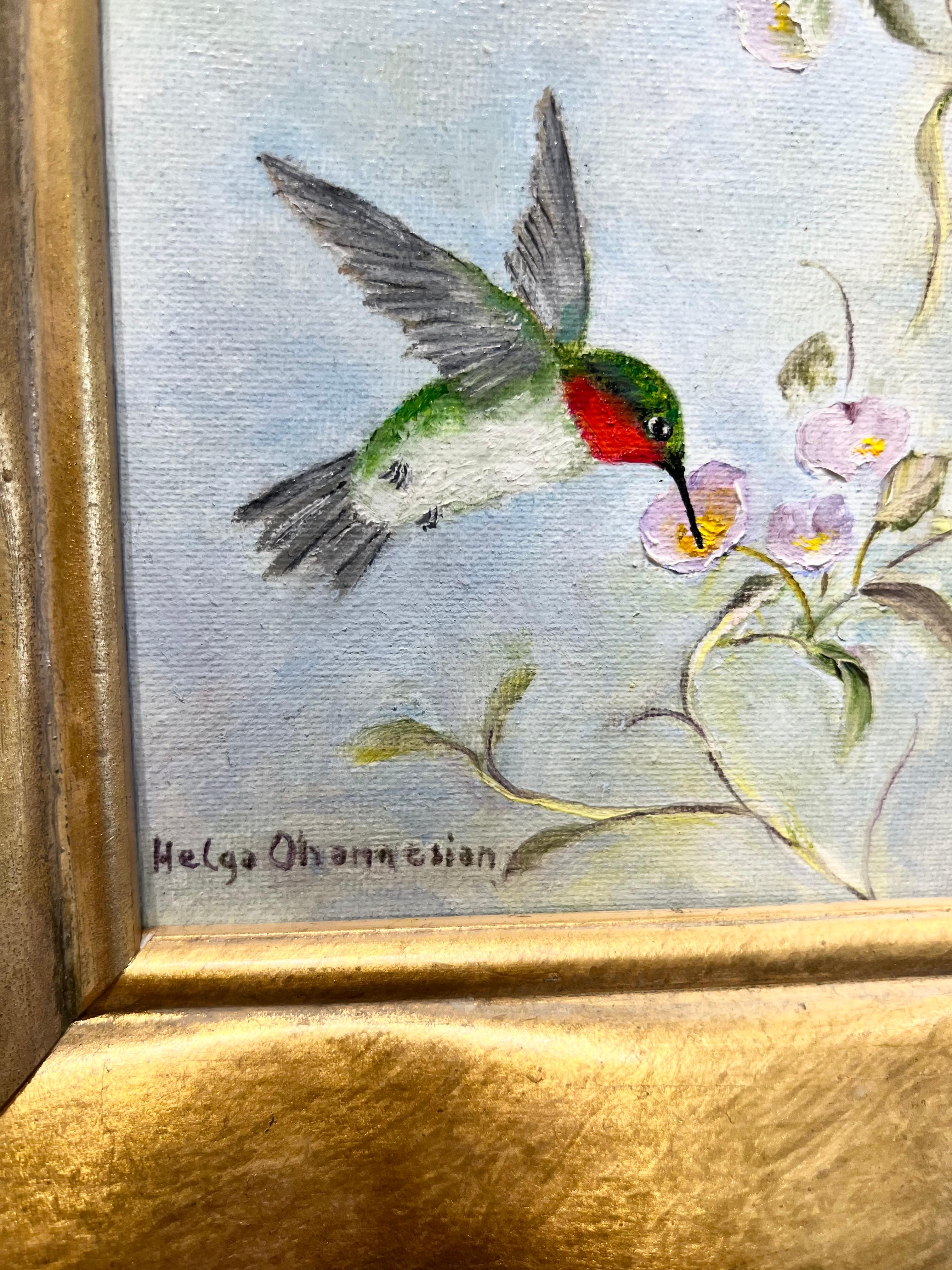 Questo incantevole dipinto cattura il momento delicato di un colibrì che si nutre di un fiore. L'uso magistrale di Helga Ohannesian di pennellate morbide e delicate e di colori naturali e terrosi dà vita alla scena con un'aria di serenità. Il fiore