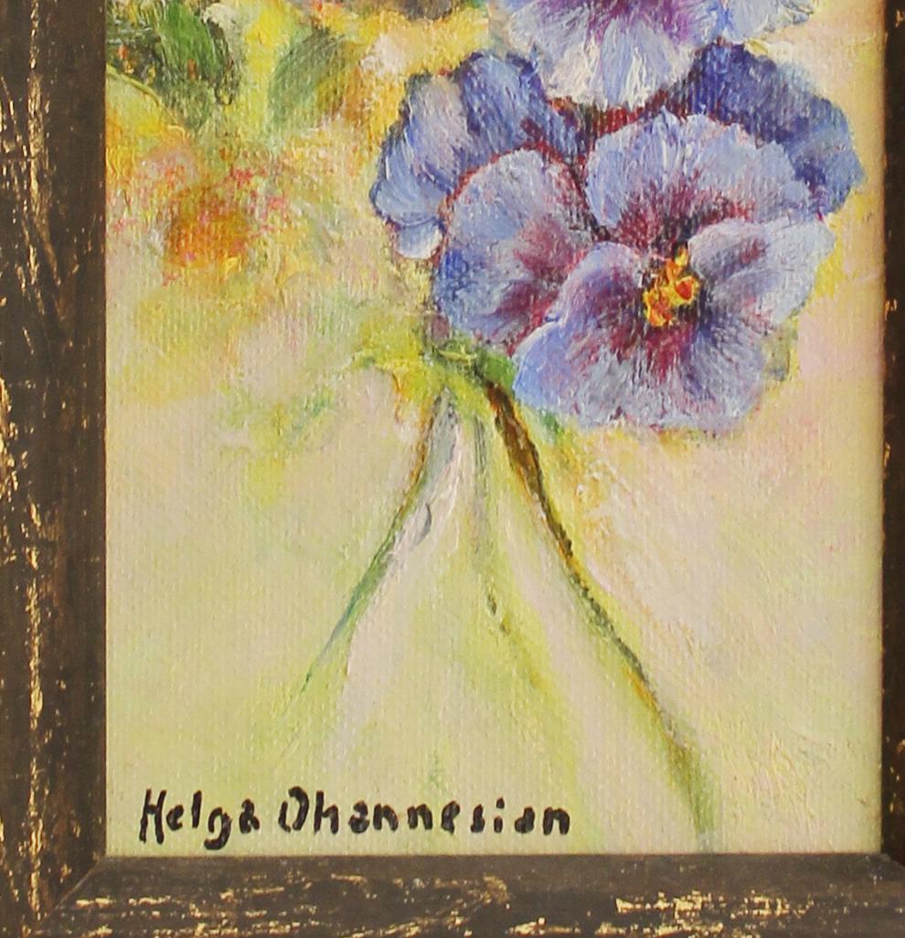 Violetas, azul verdadero - Still-Life Painting Beige de Helga Ohannesian