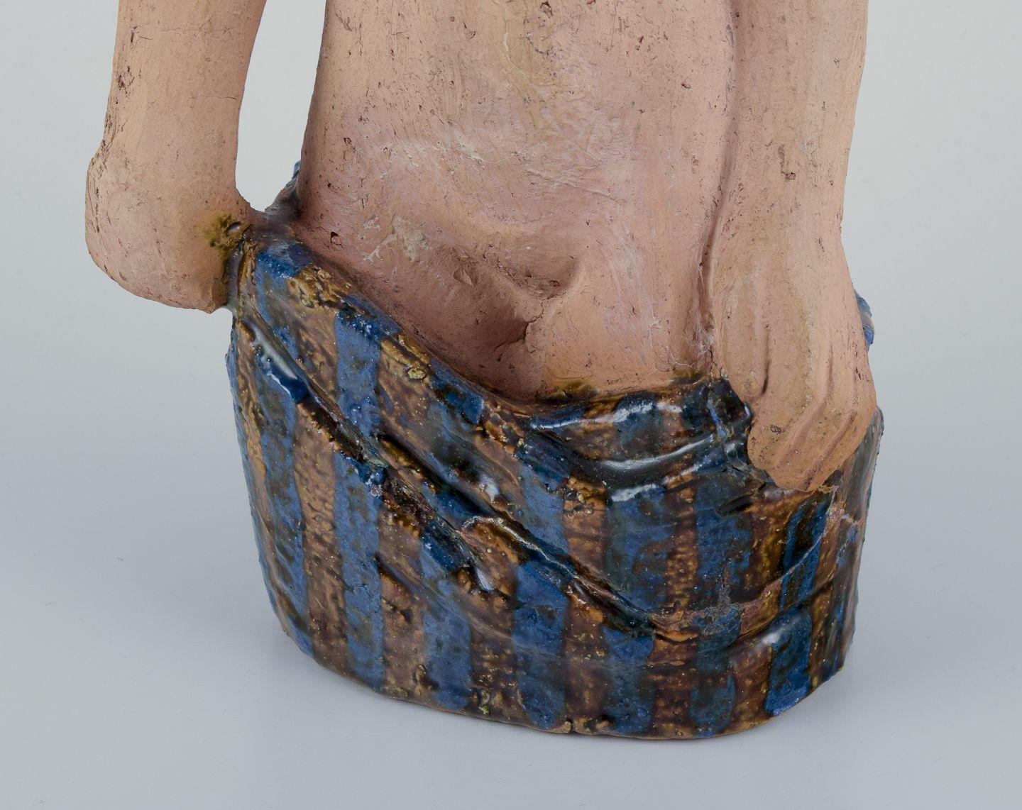Scandinavo moderno Helge Christoffersen, laboratorio proprio. Figura unica in ceramica di una giovane donna nuda. in vendita