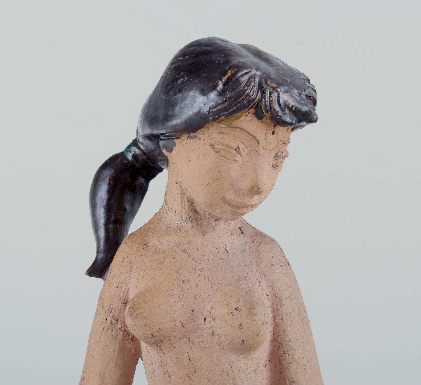 Danese Helge Christoffersen, laboratorio proprio. Figura unica in ceramica di una giovane donna nuda. in vendita