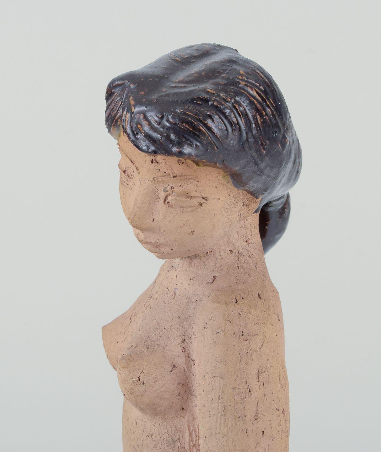 Smaltato Helge Christoffersen, laboratorio proprio. Figura unica in ceramica di una giovane donna nuda. in vendita