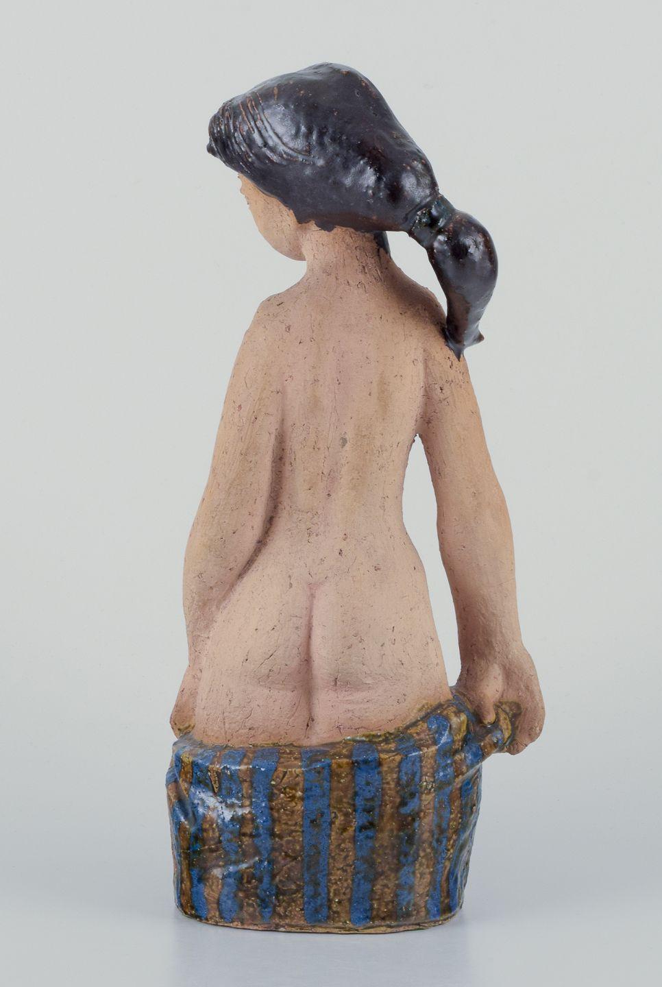 Helge Christoffersen, laboratorio proprio. Figura unica in ceramica di una giovane donna nuda. In condizioni ottime in vendita a København, Copenhagen