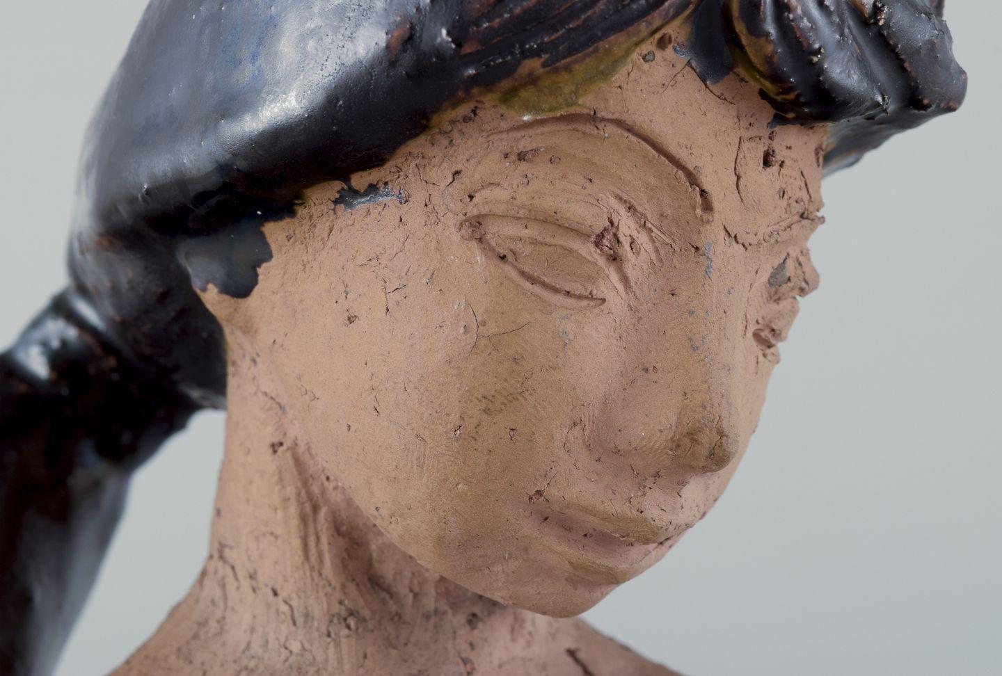 Helge Christoffersen, laboratorio proprio. Figura unica in ceramica di una giovane donna nuda. in vendita 1