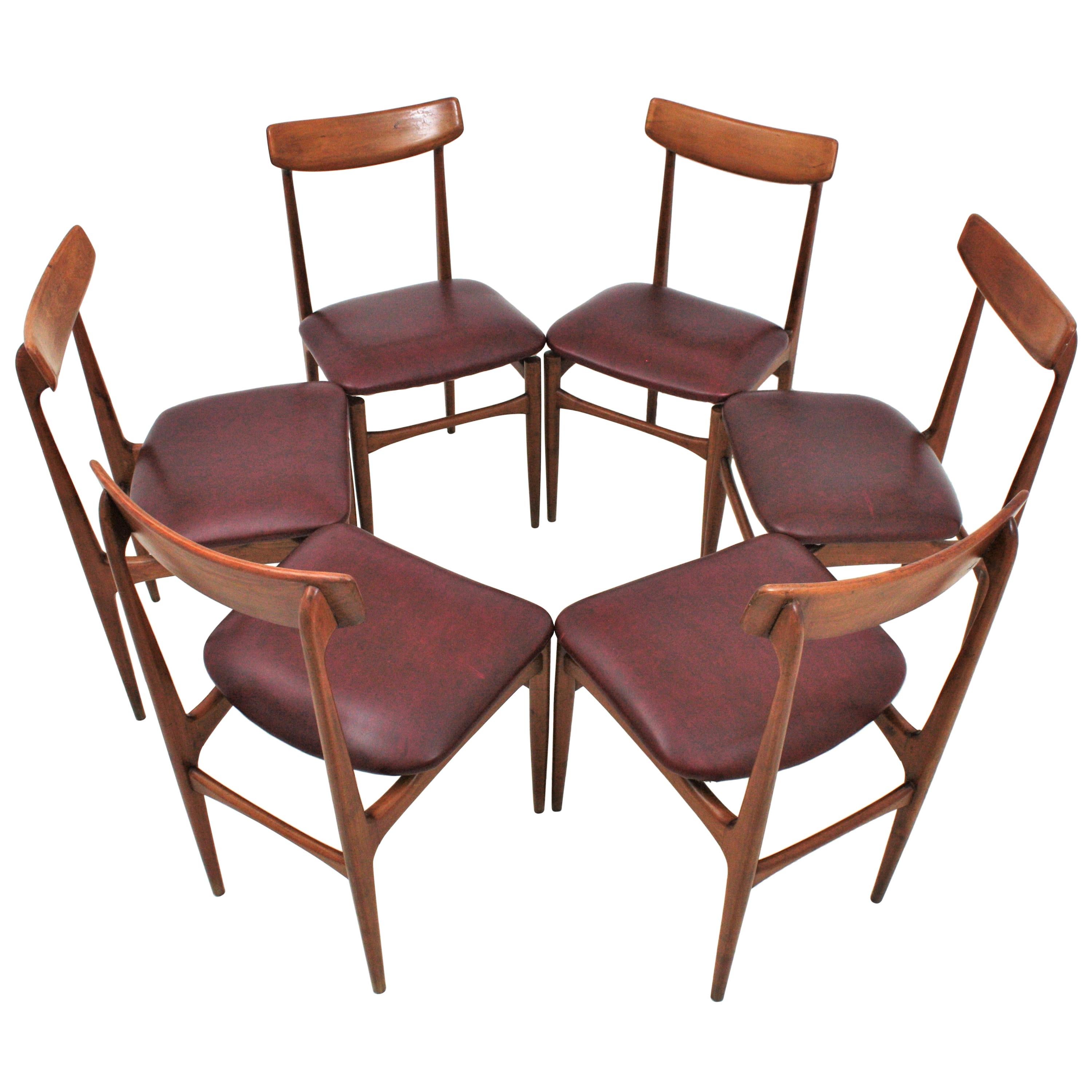 Set of six Helge Sibast style dining chairs in teak and leatherette, Denmark, 1950-1960.
Beautiful model with large teak backrest and teak frame. These elegant dinner chairs have a design with clean lines, cylindrical legs and wooden backrest with