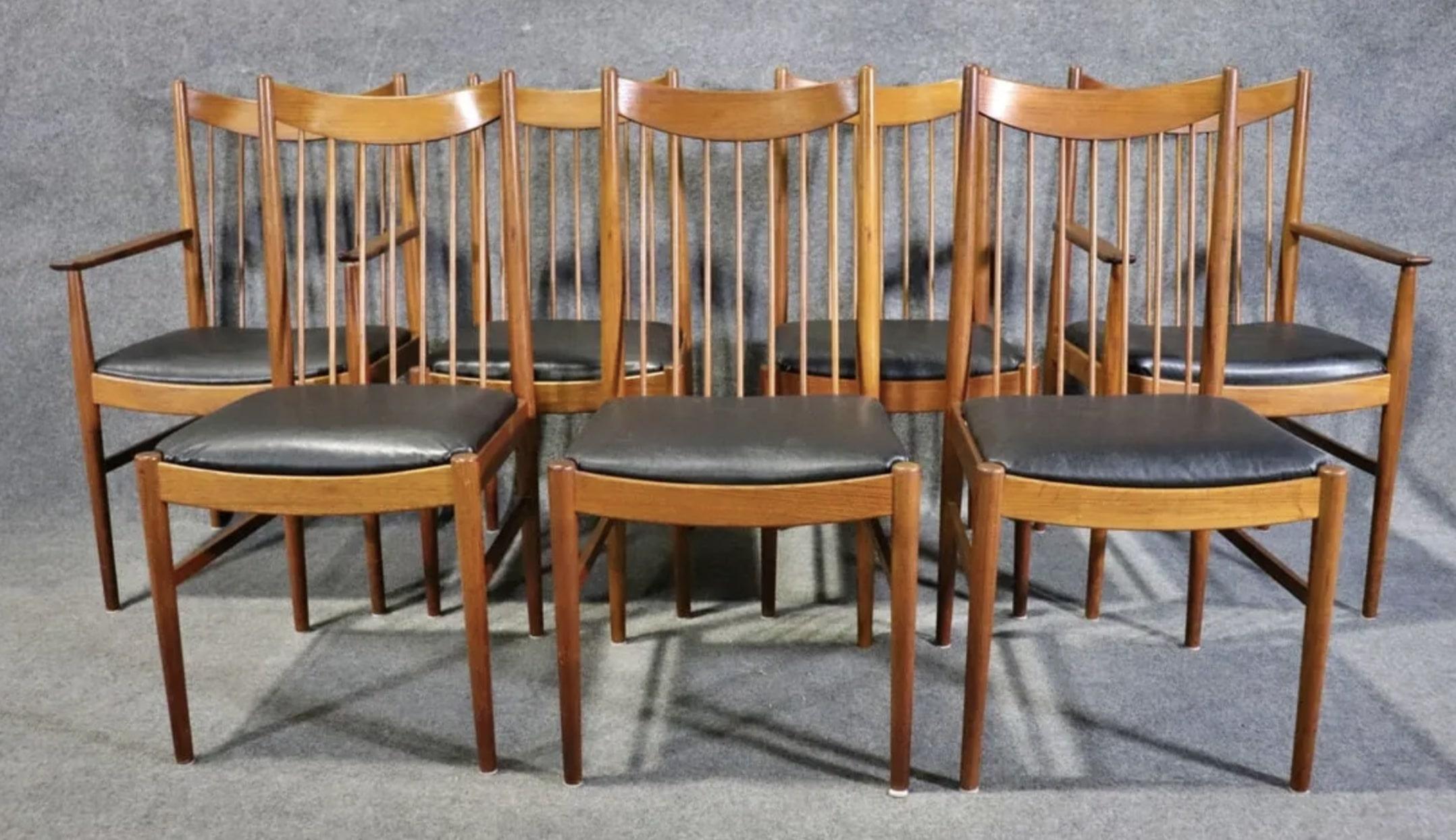 Satz von 8 Esszimmerstühlen Modell 422, entworfen von Helge Sibast. Lange Spindellehnen mit abgerundeten Kopfstützen. Zwei Thronsessel, sechs Beistellstühle.
Sessel: 38 5/8
