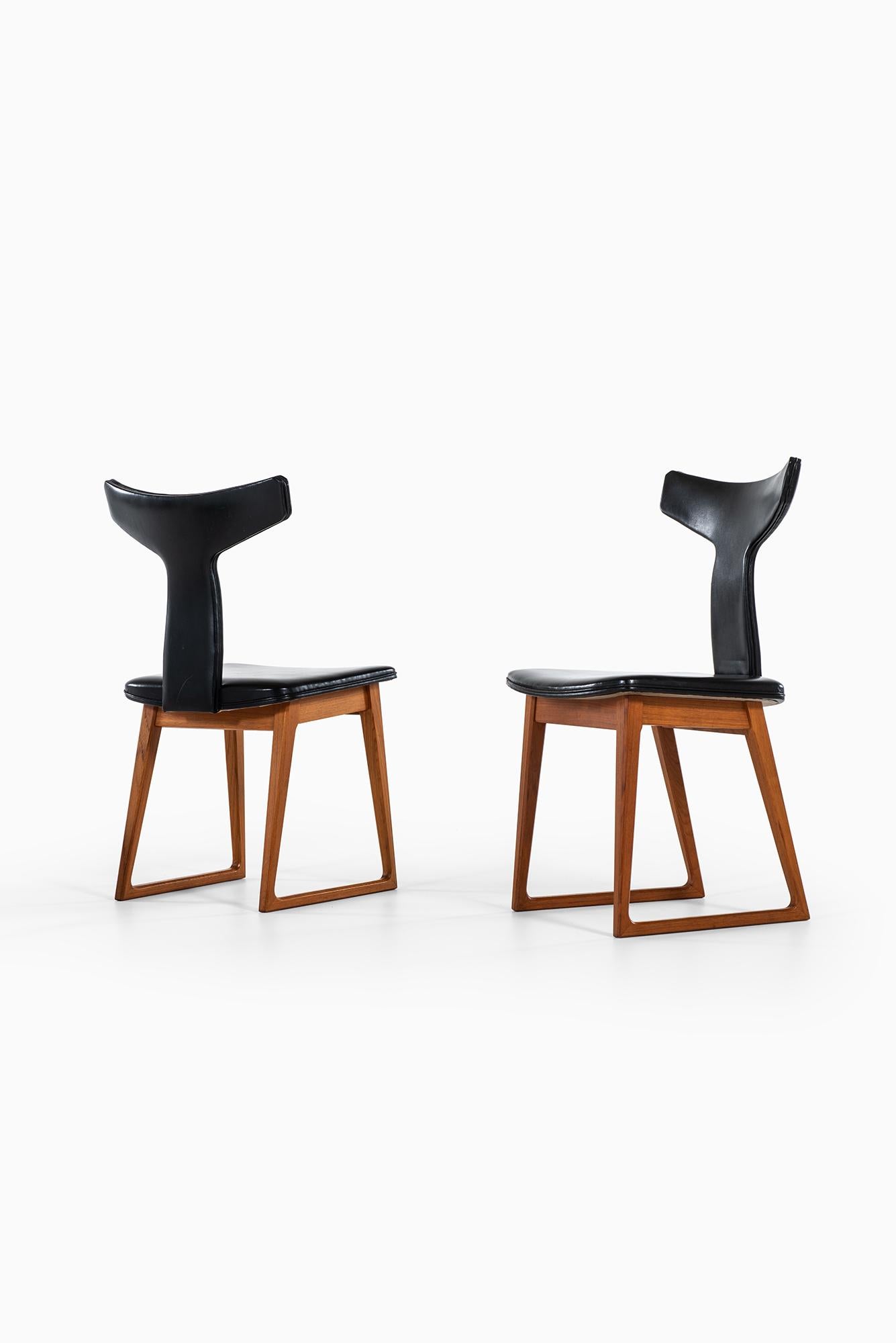 Ensemble très rare de quatre chaises de salle à manger conçues par Helge Sibast. Produit par Sibast au Danemark.