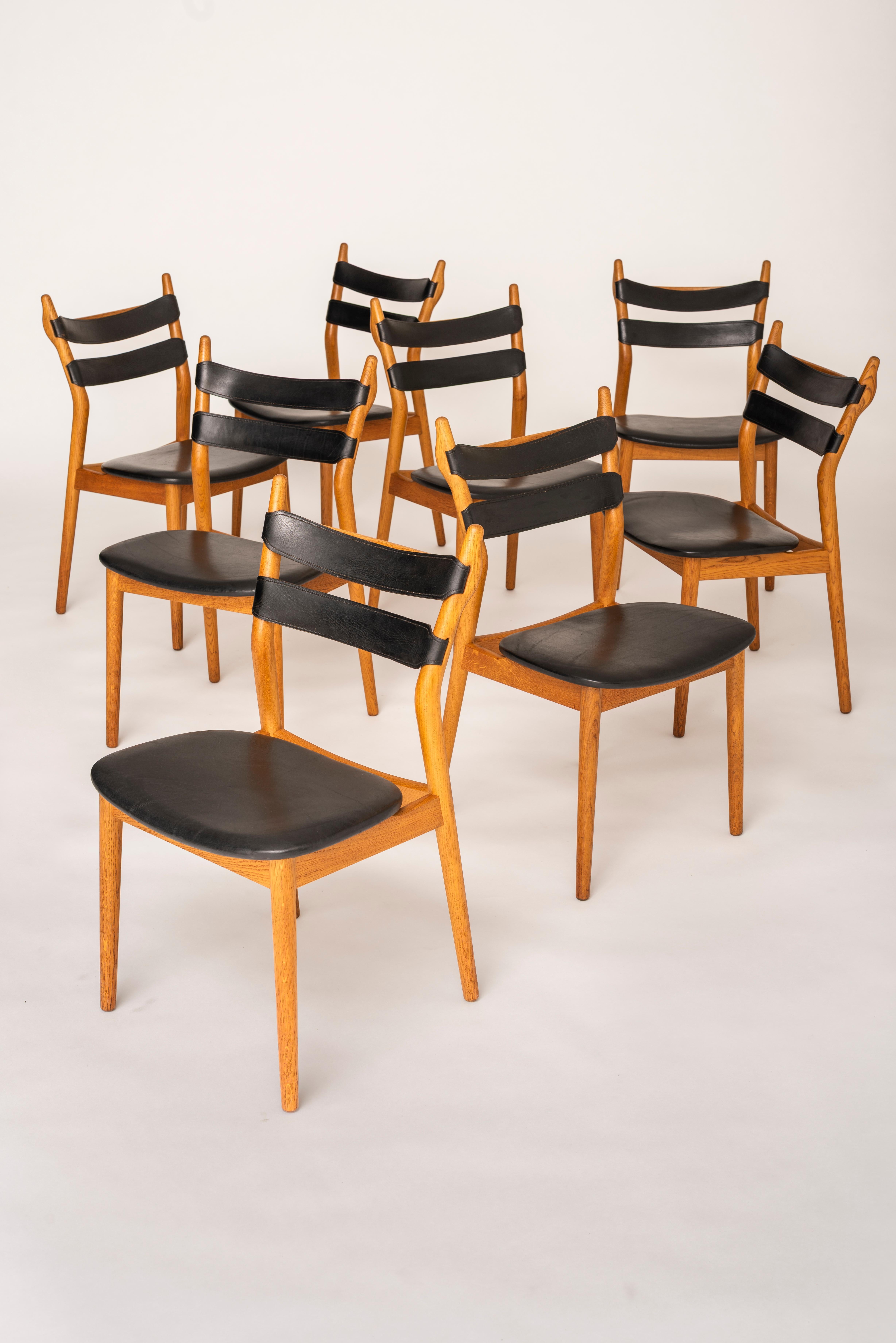 Dieses Set aus 8 Esszimmerstühlen Modell 59, entworfen von Helge Sibast, ist nicht oft auf dem Vintage-Markt zu finden. Hergestellt von der Sibast møbelfabrik in Dänemark, ca. 1957. Alle Sitze wurden mit nagelneuem Schaumstoff ausgestattet und das
