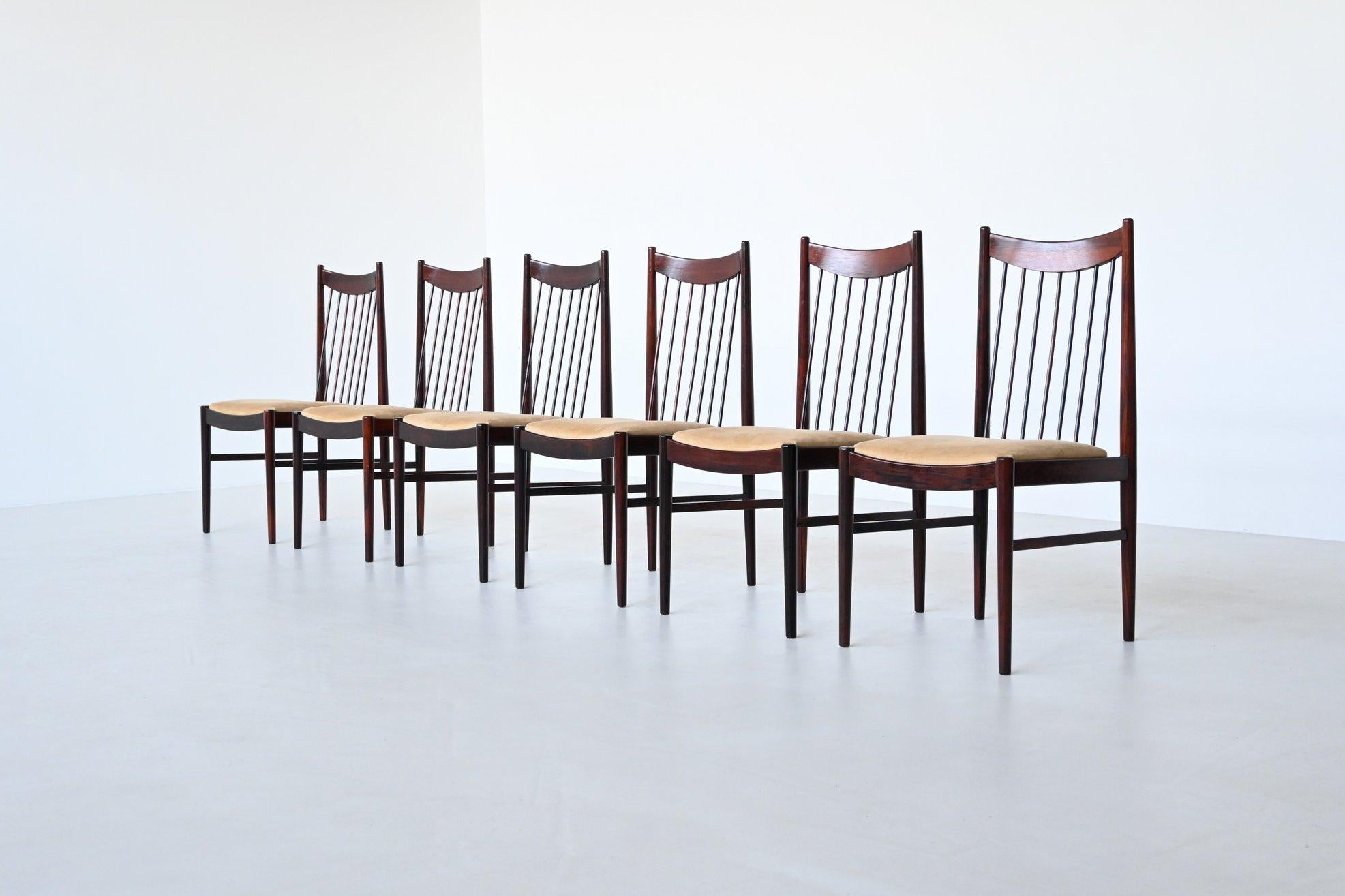 Formschöner Satz von sechs Esszimmerstühlen Modell 422, entworfen von Helge Sibast für Sibast Mobler, Dänemark 1960. Diese gut verarbeiteten Stühle sind aus massivem Palisanderholz gefertigt und die Sitze sind mit beigem Wildlederstoff gepolstert.