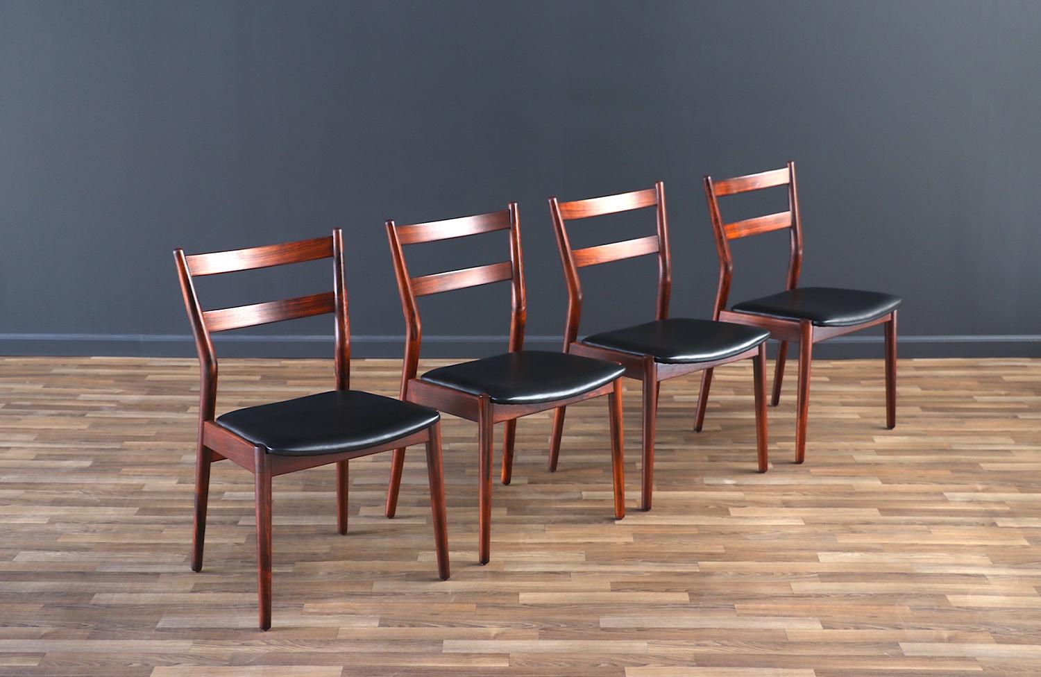 Restauradas por expertos - Sillas de comedor Helge Sibast de palisandro y cuero Moderno de mediados de siglo en venta