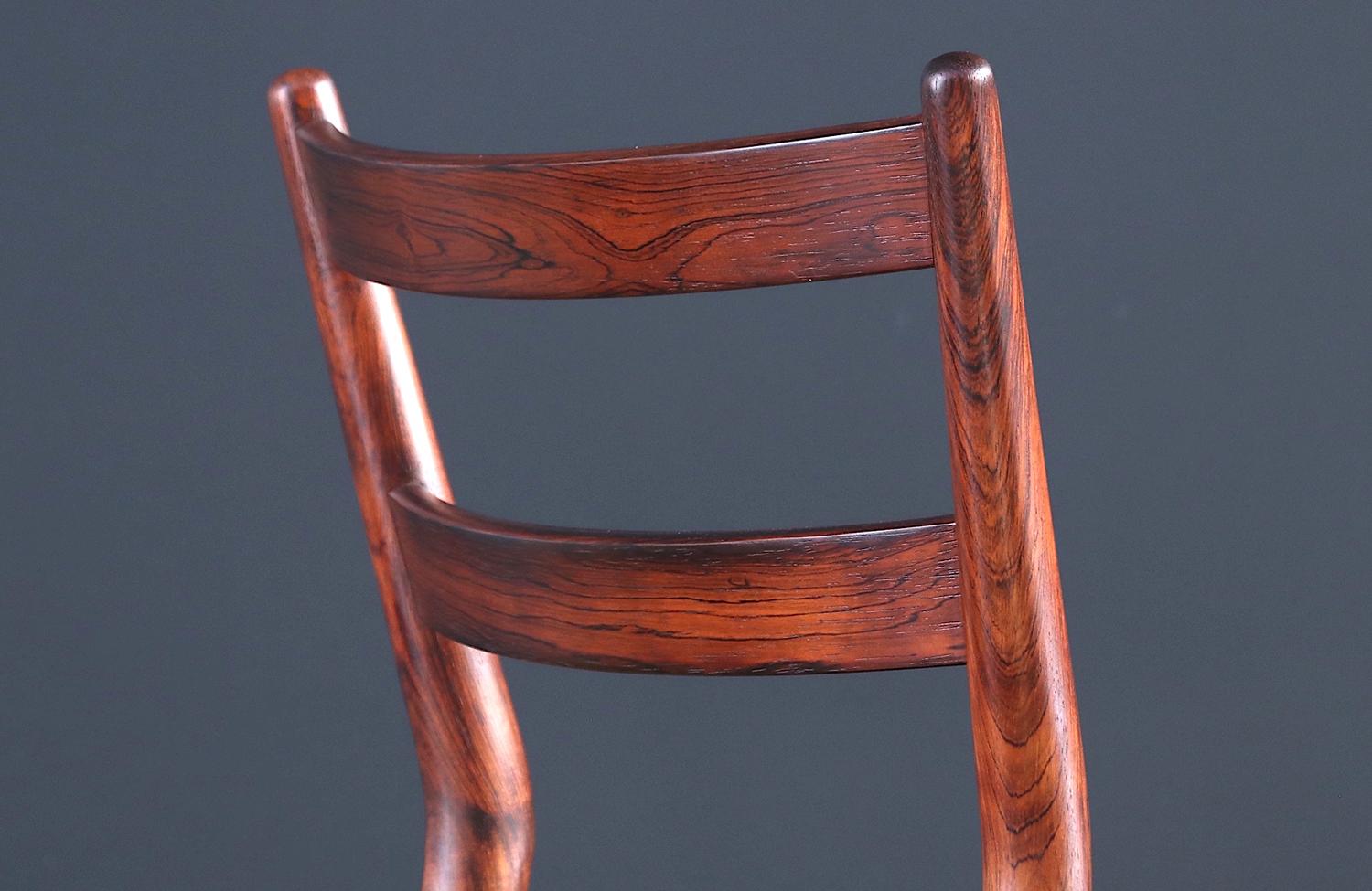 Restauradas por expertos - Sillas de comedor Helge Sibast de palisandro y cuero mediados del siglo XX en venta