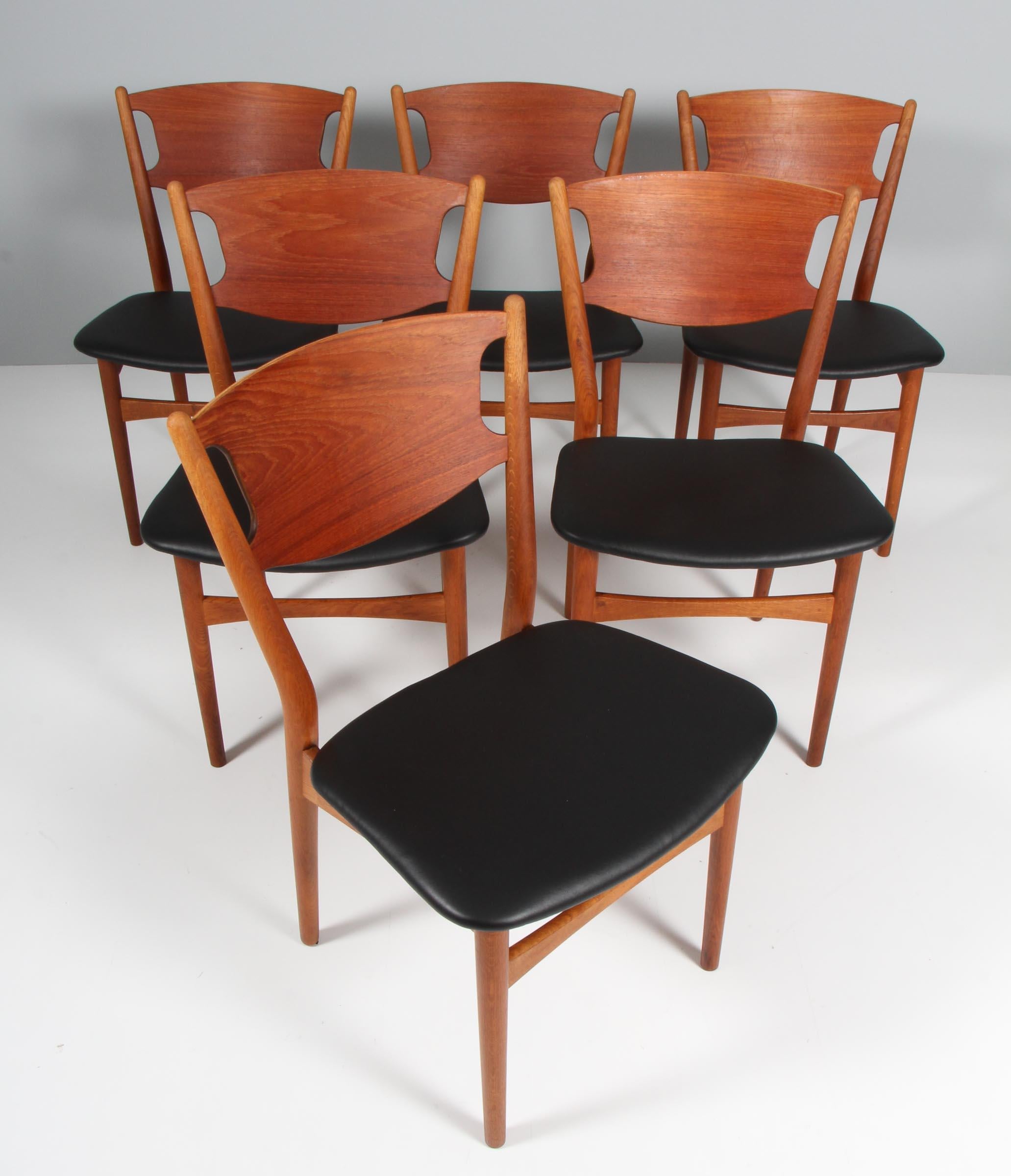 Helge Sibast six chairs with back of teak and frame of oak.

New upholstered with black leather.

Made by Sibast.