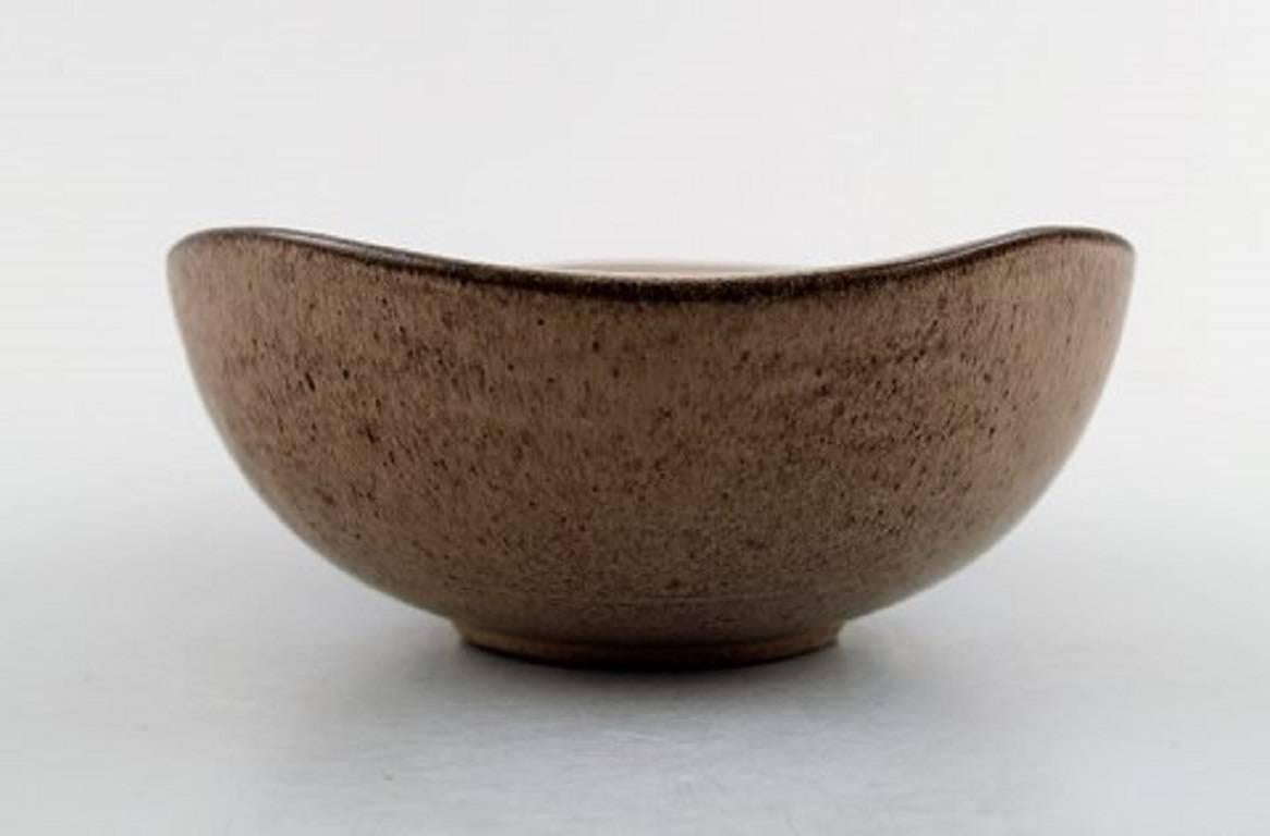 Helge Østerberg: Ceramic bowl in speckled glaze, interior in dark blue.
Signed Ø, Denmark, 1960s.
Measures: Diameter 13 cm., height 5 cm.
In perfect condition.