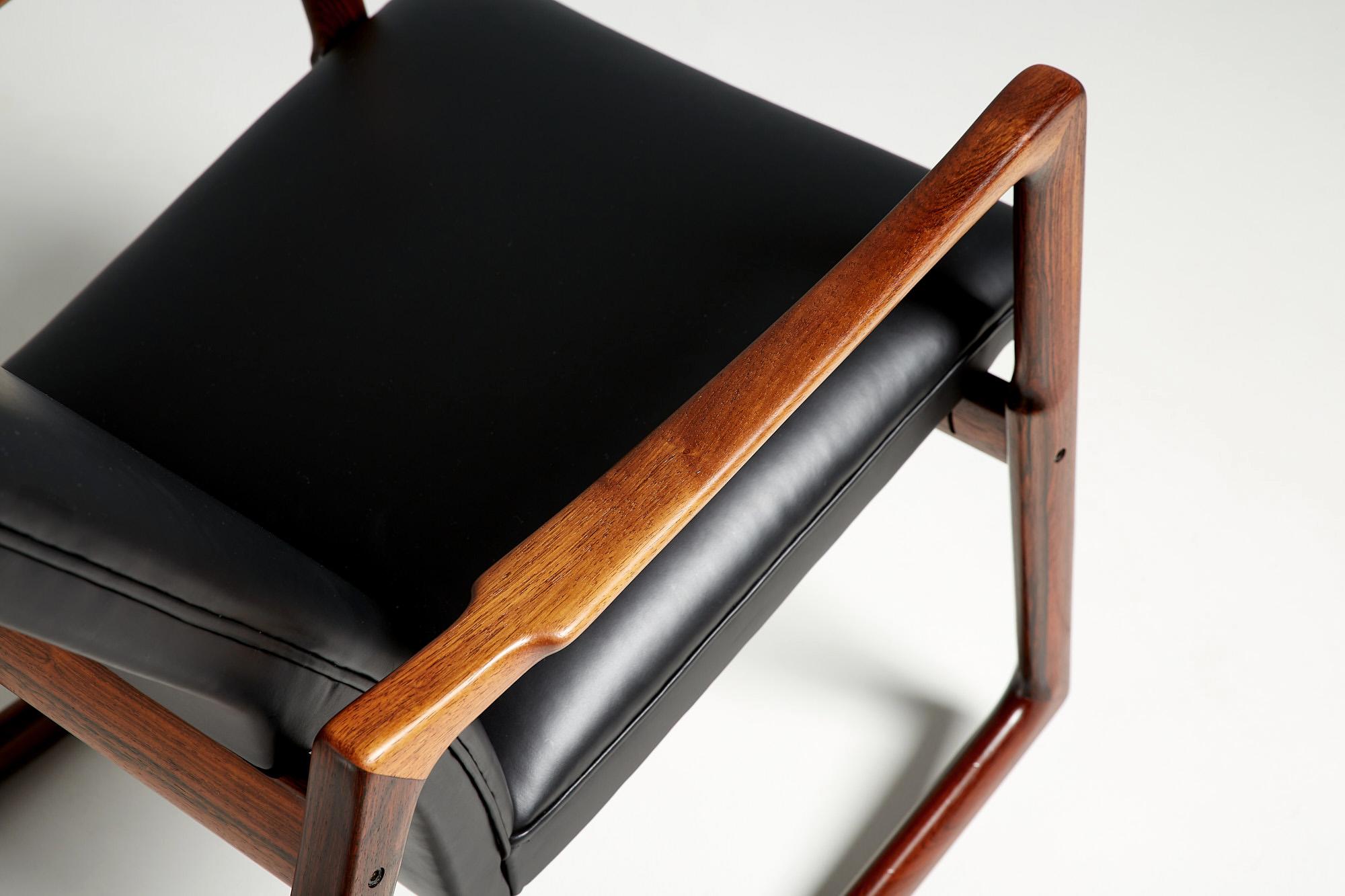 Cuir Helge Vestergaard-Jensen fauteuil à bascule en bois de rose des années 1960 en vente